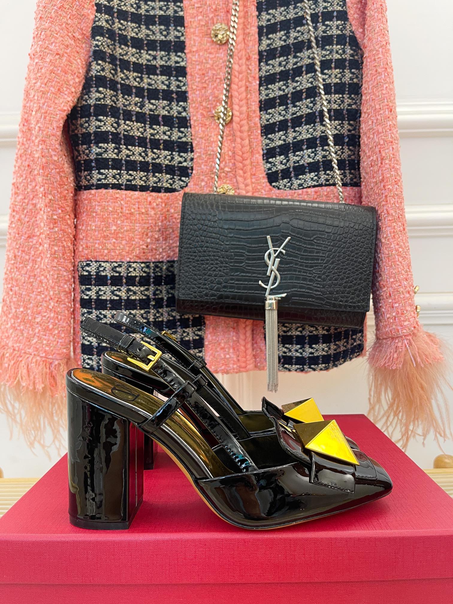 Весенняя коллекция Valentino 2022 — Сандалии на массивном каблуке — Черные