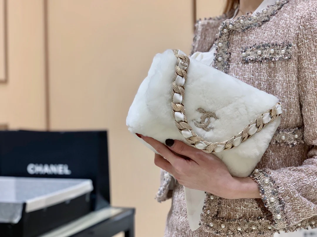 Сумка Chanel из овчины с бриллиантовой цепочкой