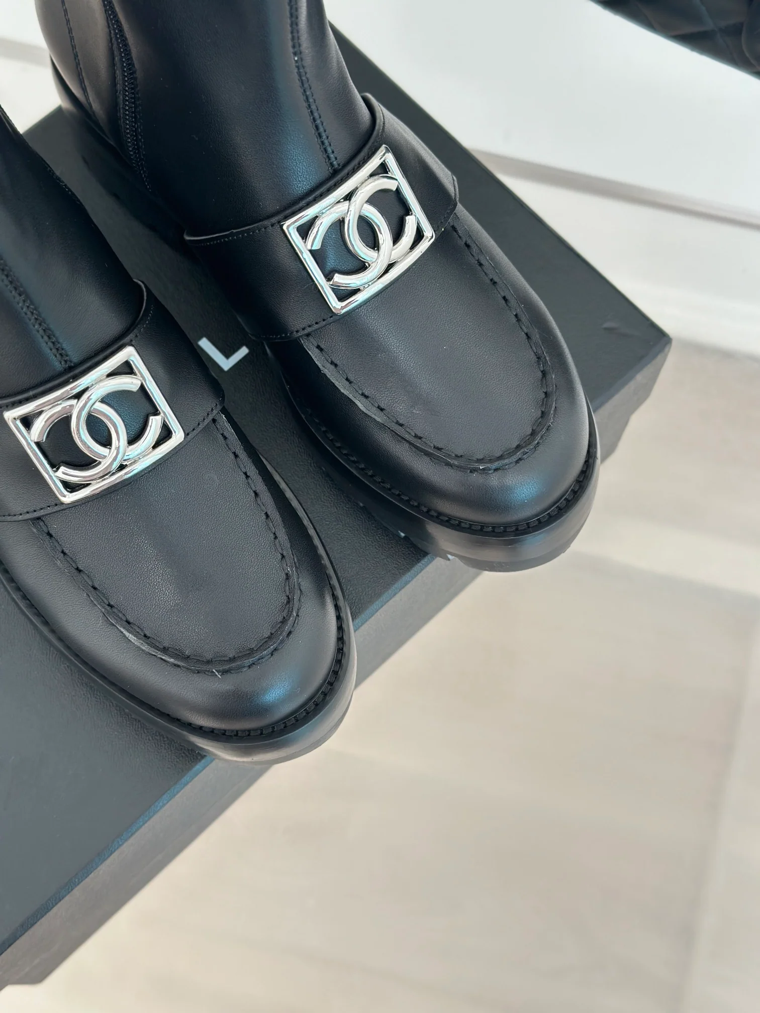 Новинка сезона осень/зима 2023 от Chanel - Ботильоны на массивном каблуке с квадратной пряжкой - Черные