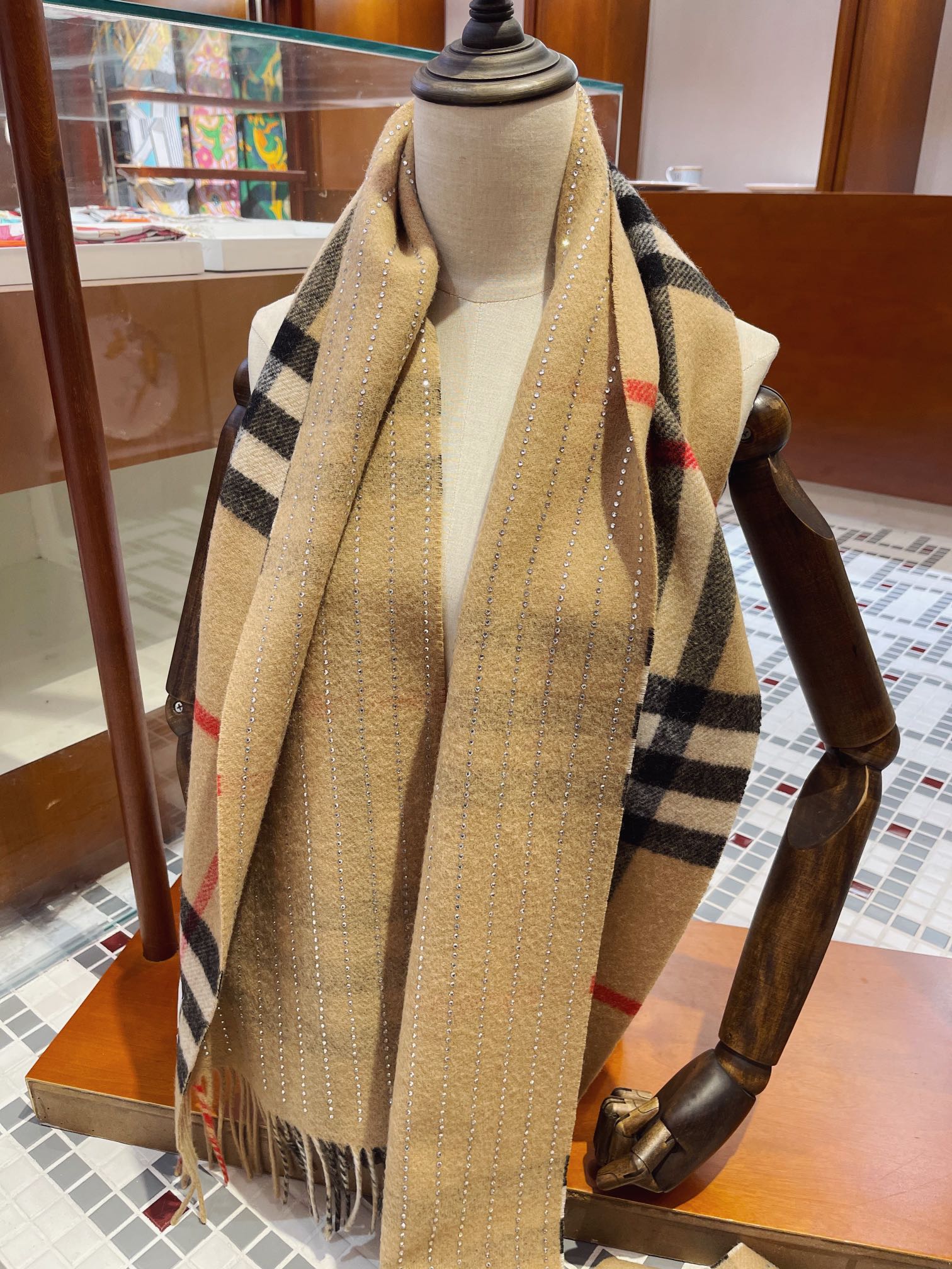 Burberry - Роскошный, но в то же время повседневный - Длинный шарф в клетку с кристаллами - Бестселлер