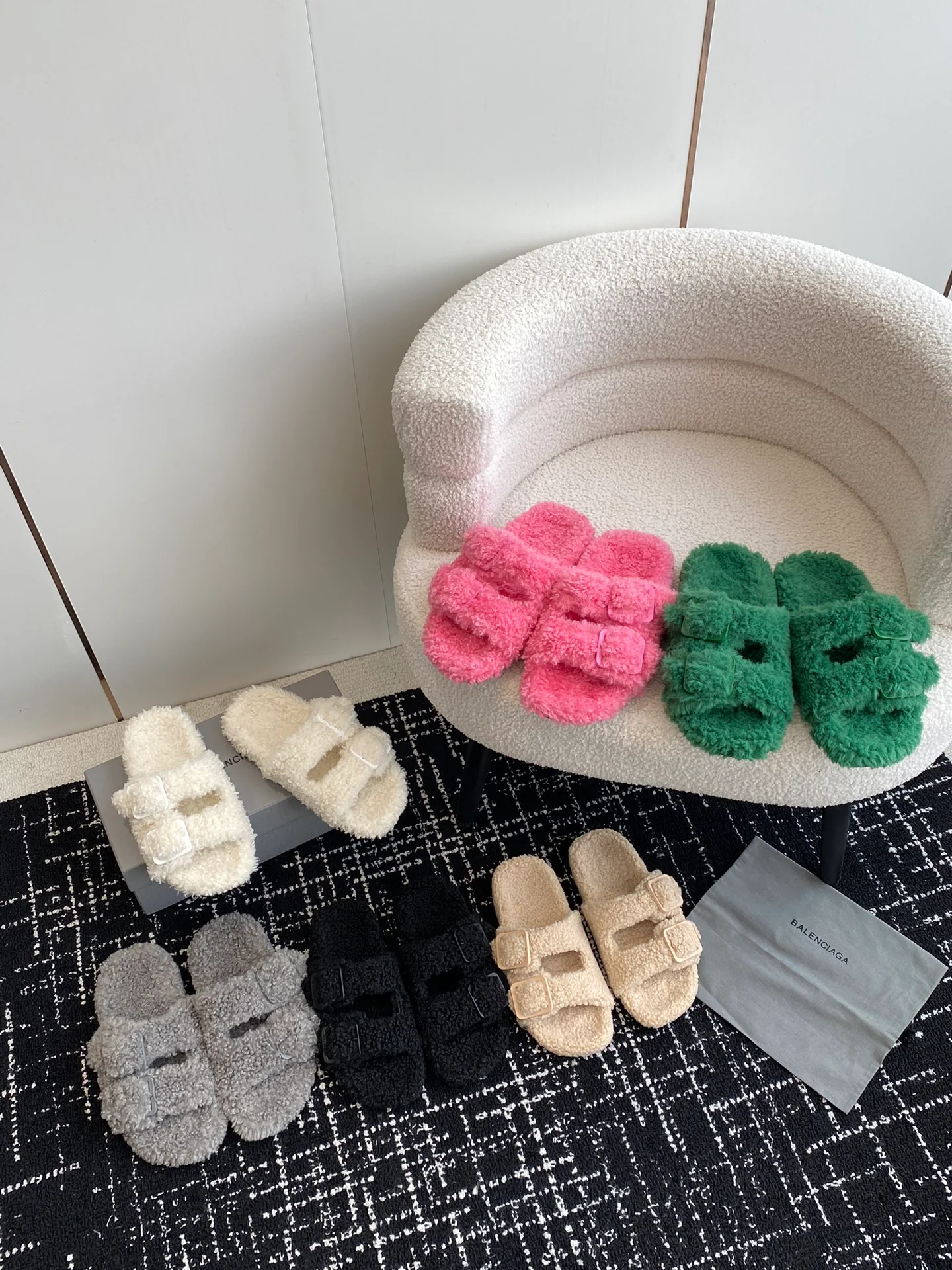 Новинка сезона осень/зима 2023 от Balenciaga - Меховые тапочки - Черные с пряжкой