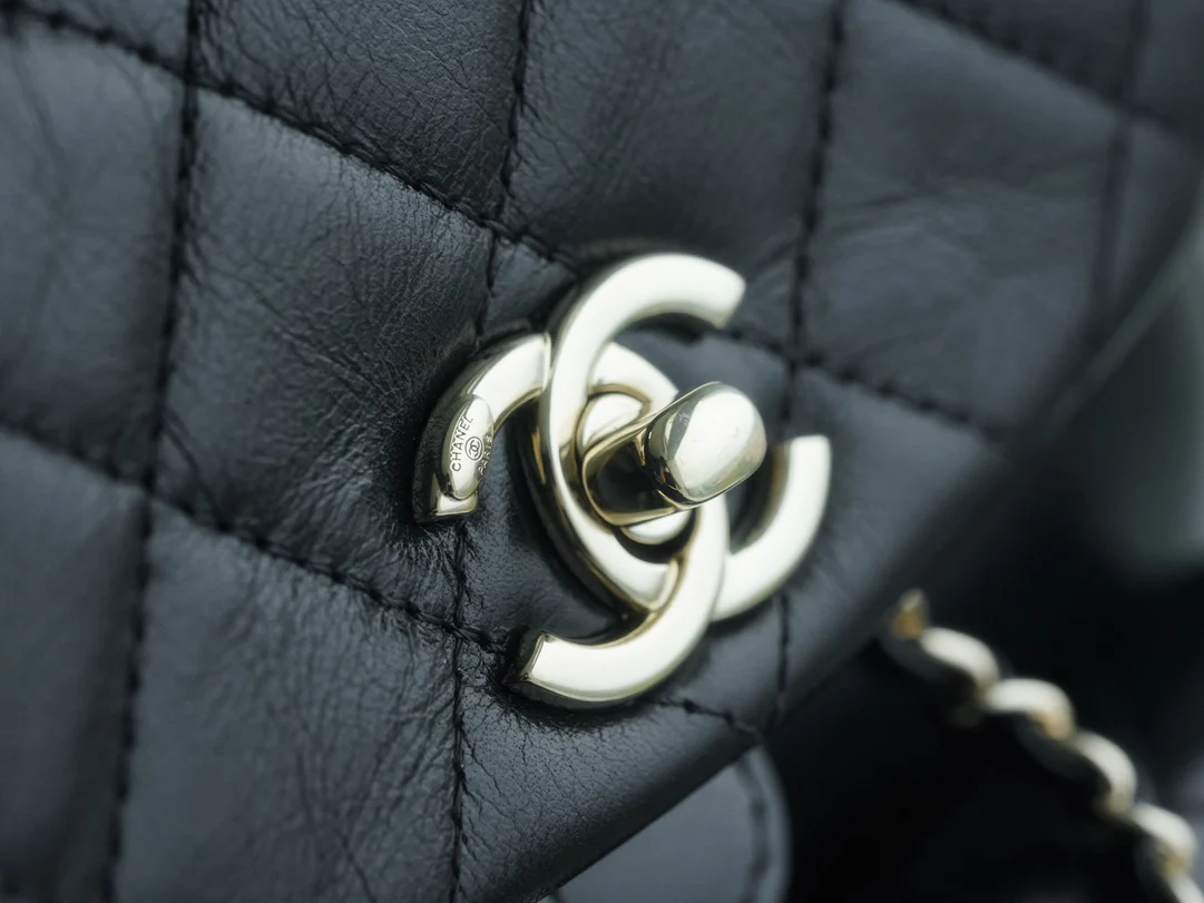 Рюкзак Chanel — черный, из вощеной кожи.