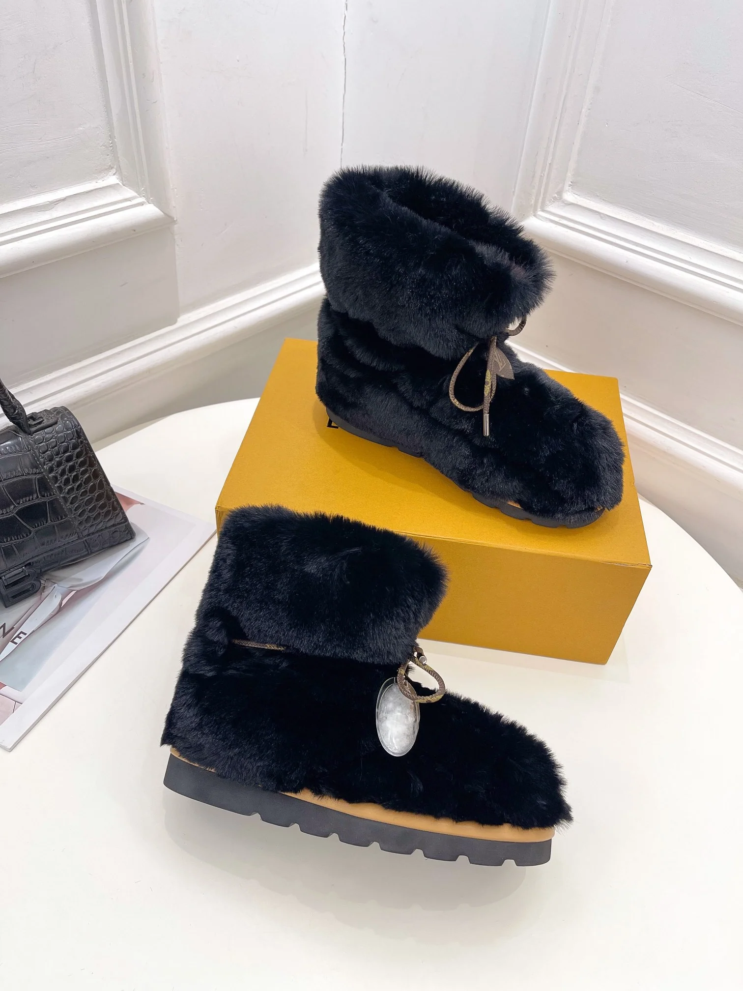 LV - Новинка сезона осень/зима 2022 - Пуховые сапоги с мехом