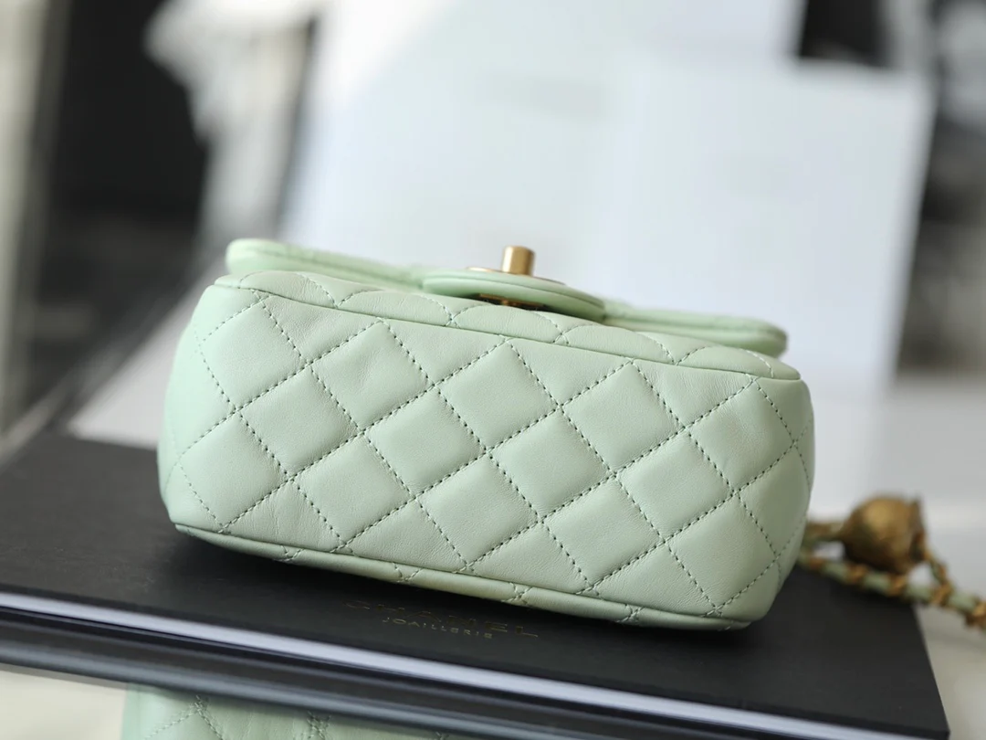 Chanel - Сумка-клатч Golden Globe Square Flap Bag - 18 см - Овечья кожа - 2 шт.