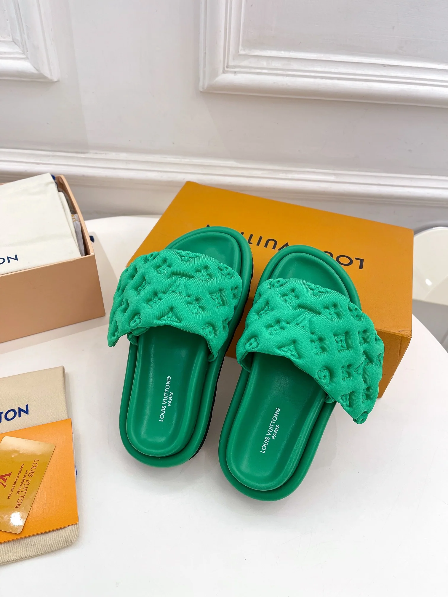 Новинка сезона весна/лето 2023 от LV - Тисненые тапочки - Зеленые