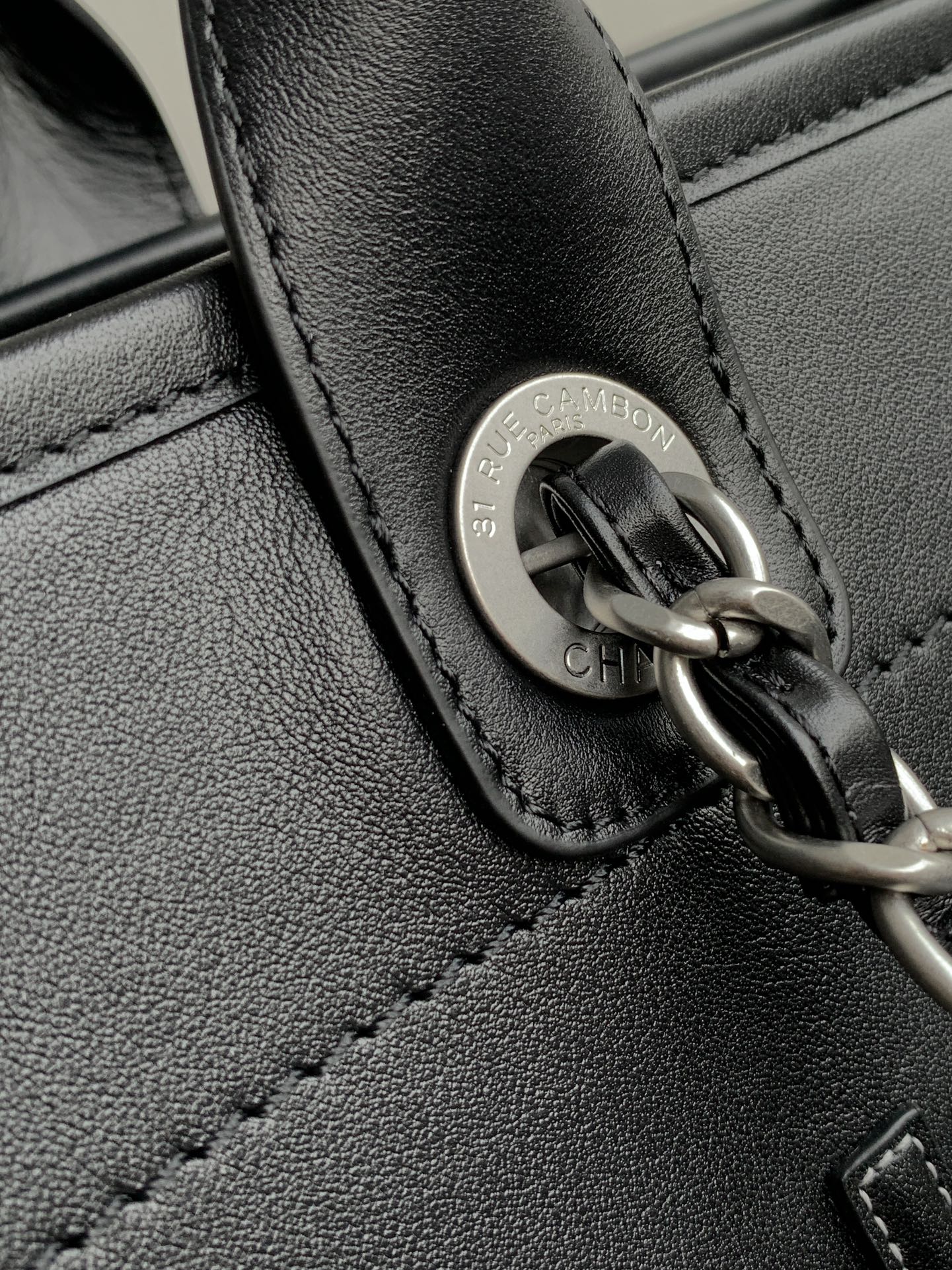 Пляжная сумка Chanel 24a из натуральной кожи, большая, черная.