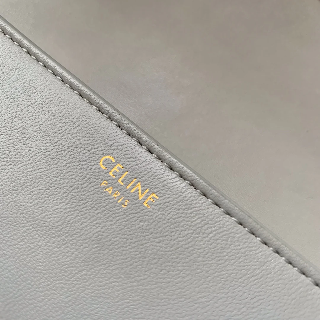 Celine TRIOMPHE 大号亮泽光滑羊皮革翻盖长夹