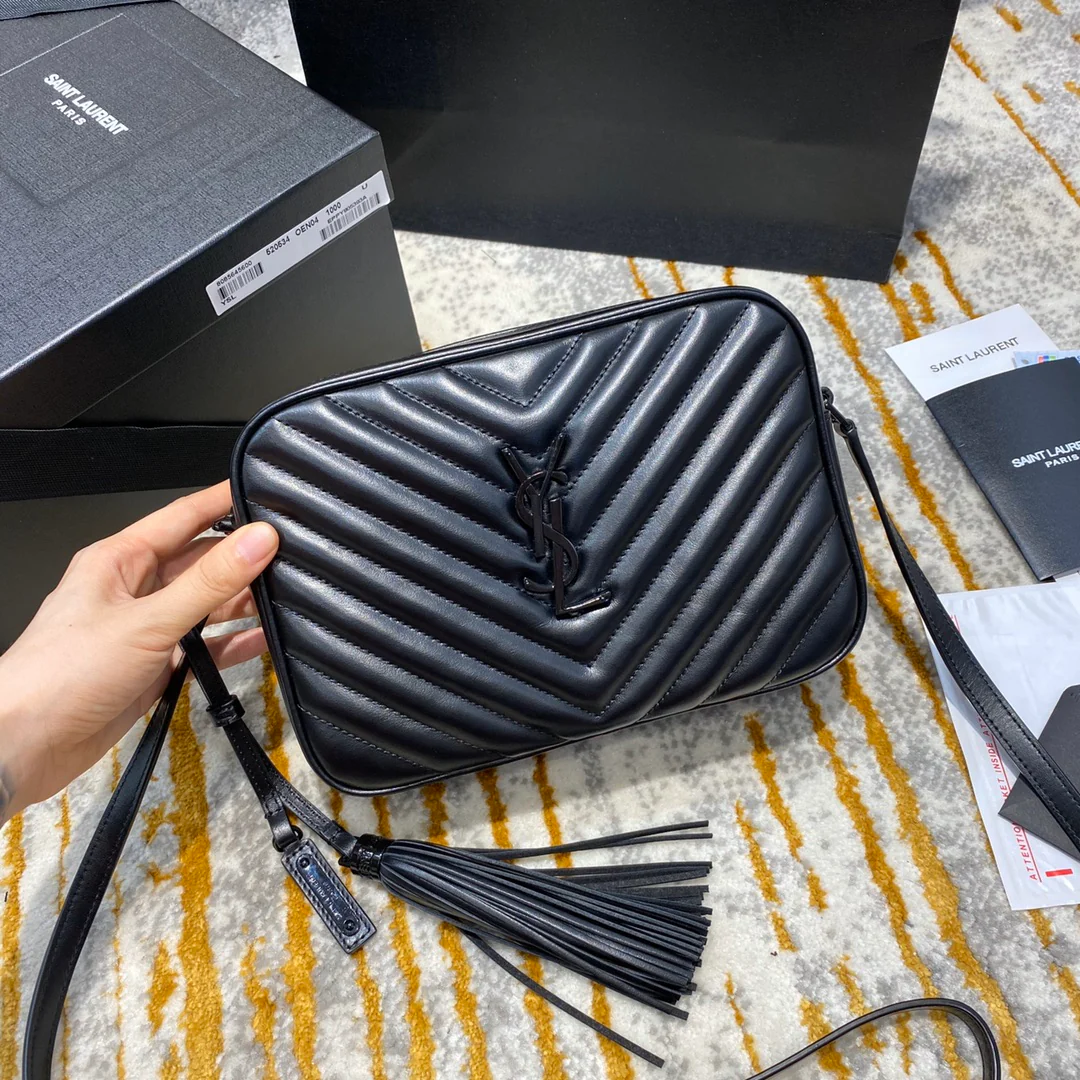 Фотосумка YSL Lou Bag — черная с черной пряжкой.