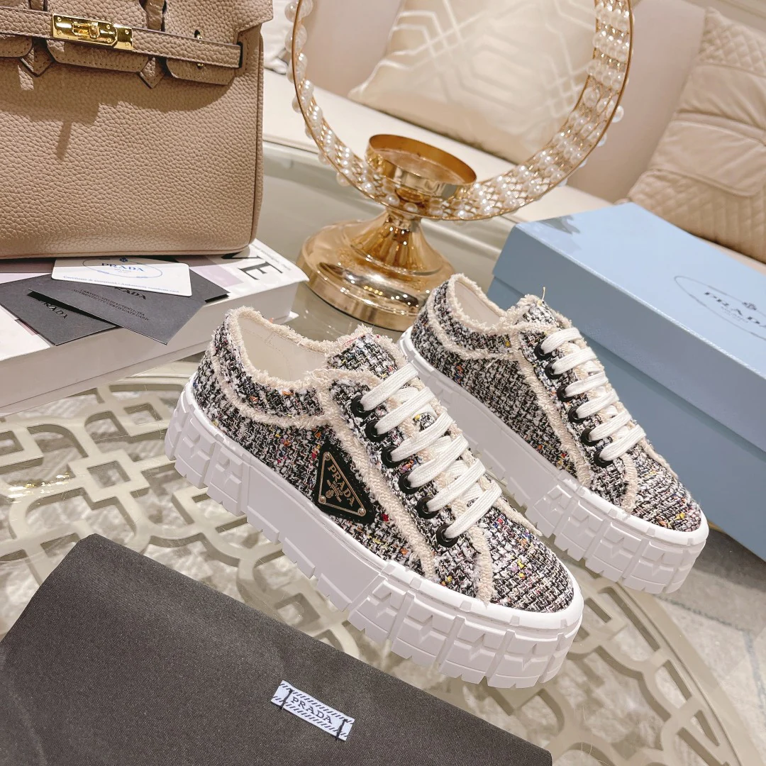 Prada - Новинка сезона осень/зима 2022 - Туфли из состаренной парусины