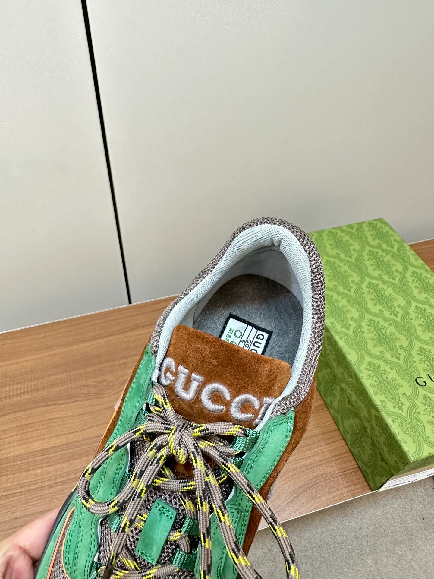 Новинка осенне-зимней коллекции Gucci 2023 — Кроссовки из однотонного вязаного кроя — Унисекс — Зеленый