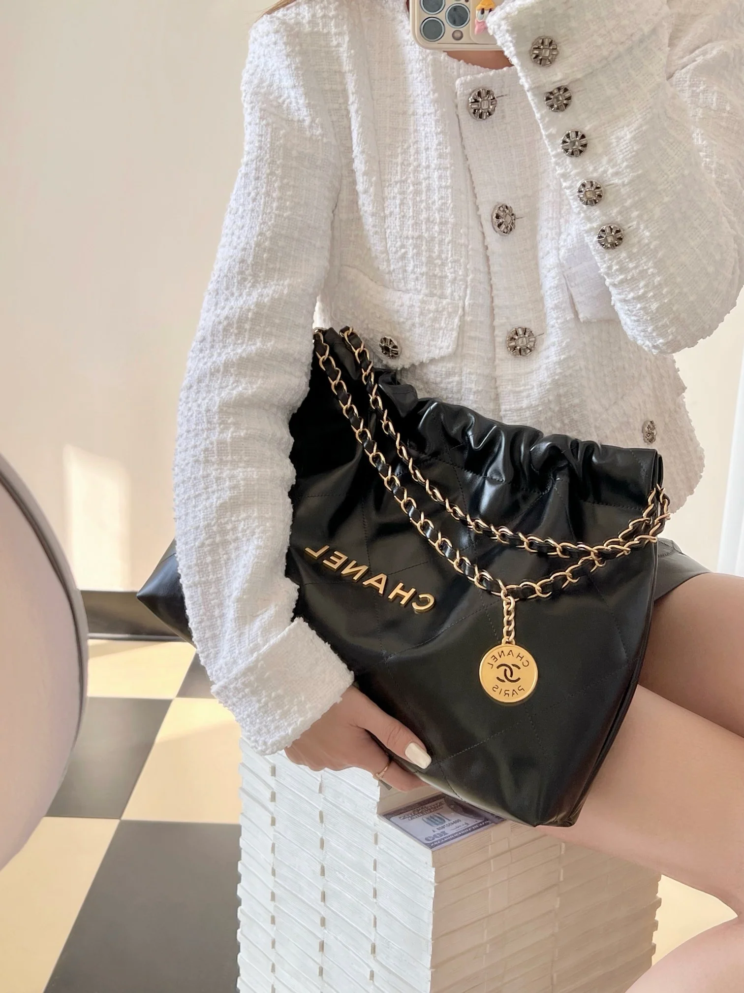 Сумка Chanel 22 (горизонтальный дизайн) - черная с золотой фурнитурой.