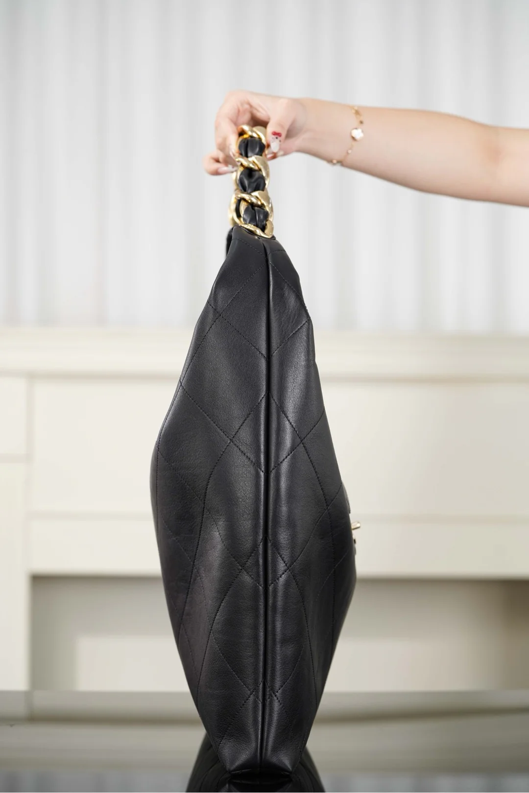 Сумка-хобо Chanel Maxi с массивной цепочкой 25 карат — черная.