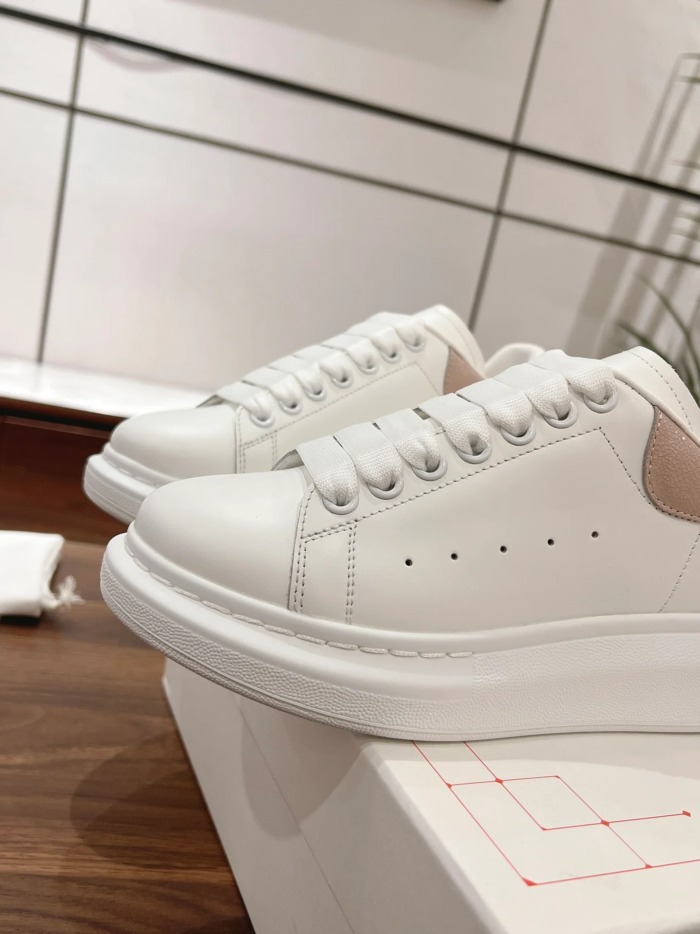 Скейтбордные кроссовки McQueen 2024 - белые