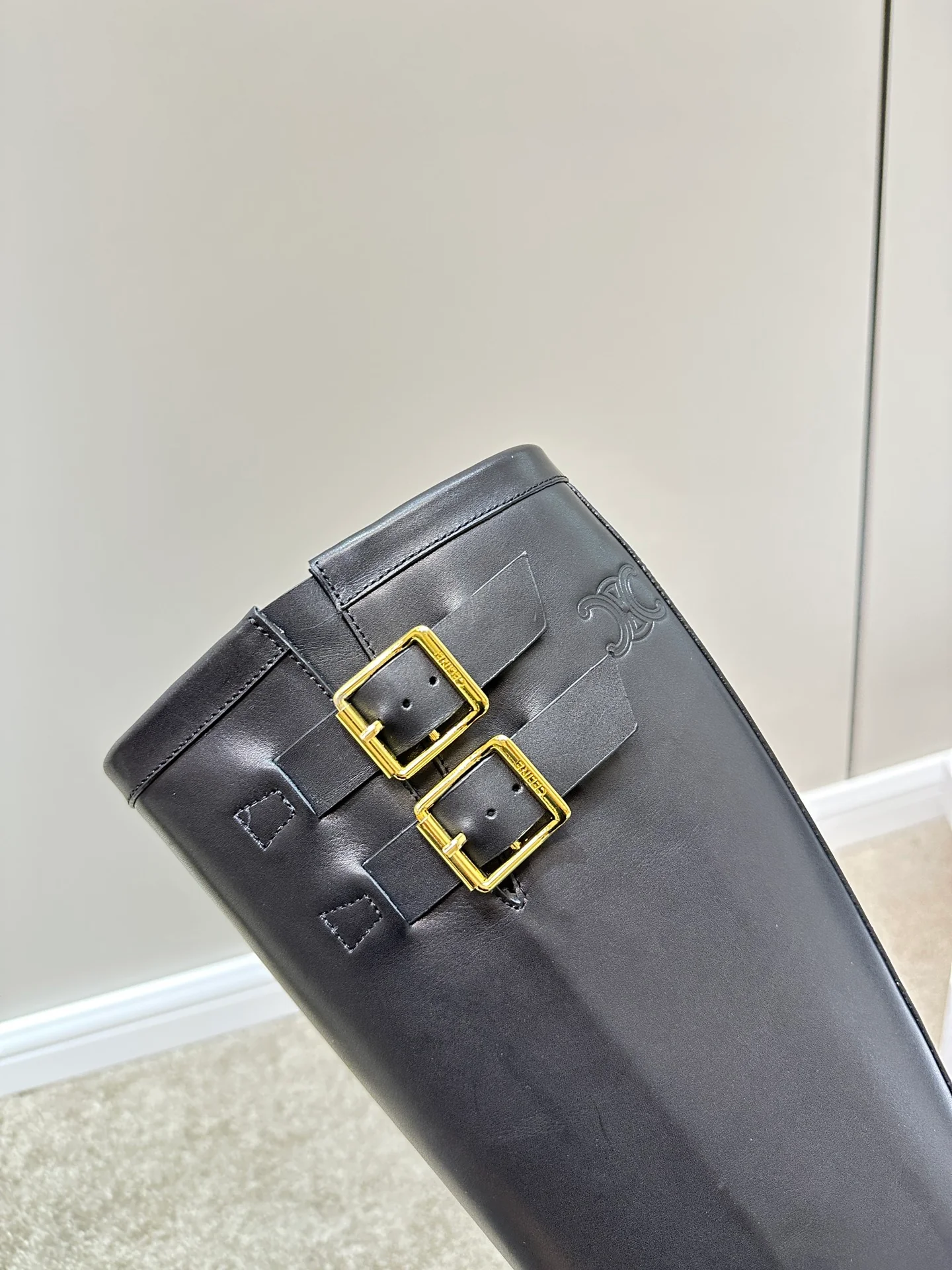 Образ с показа Celine осень/зима 2023 — высокие сапоги — черные