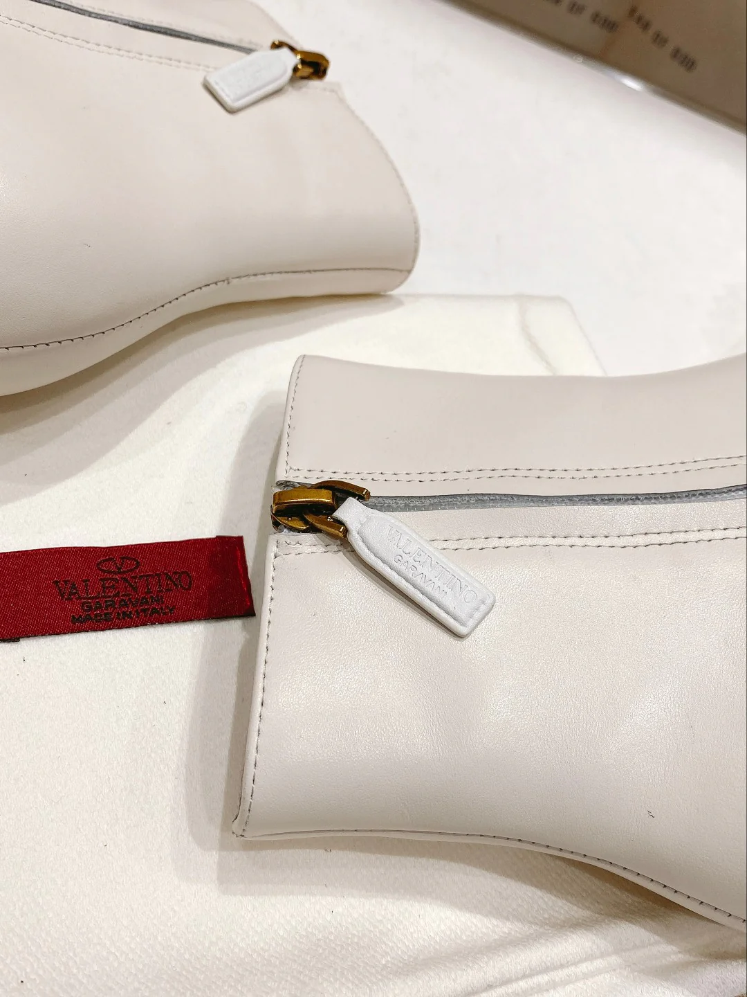 Ботильоны Valentino на шпильке с заклепками - белые