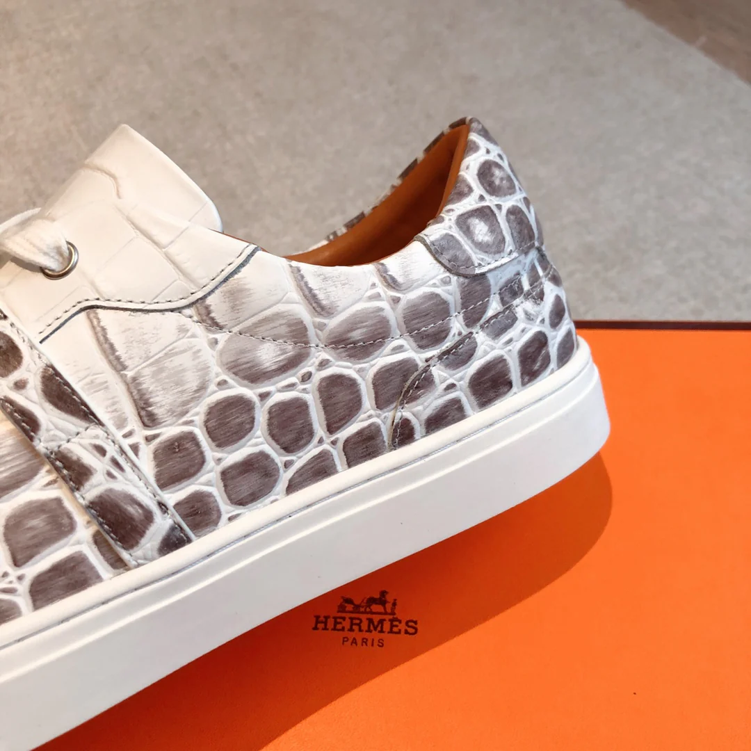Новинка весны 2023 года от Hermes - повседневные туфли с вышитыми пуговицами - дизайн под крокодиловую кожу.