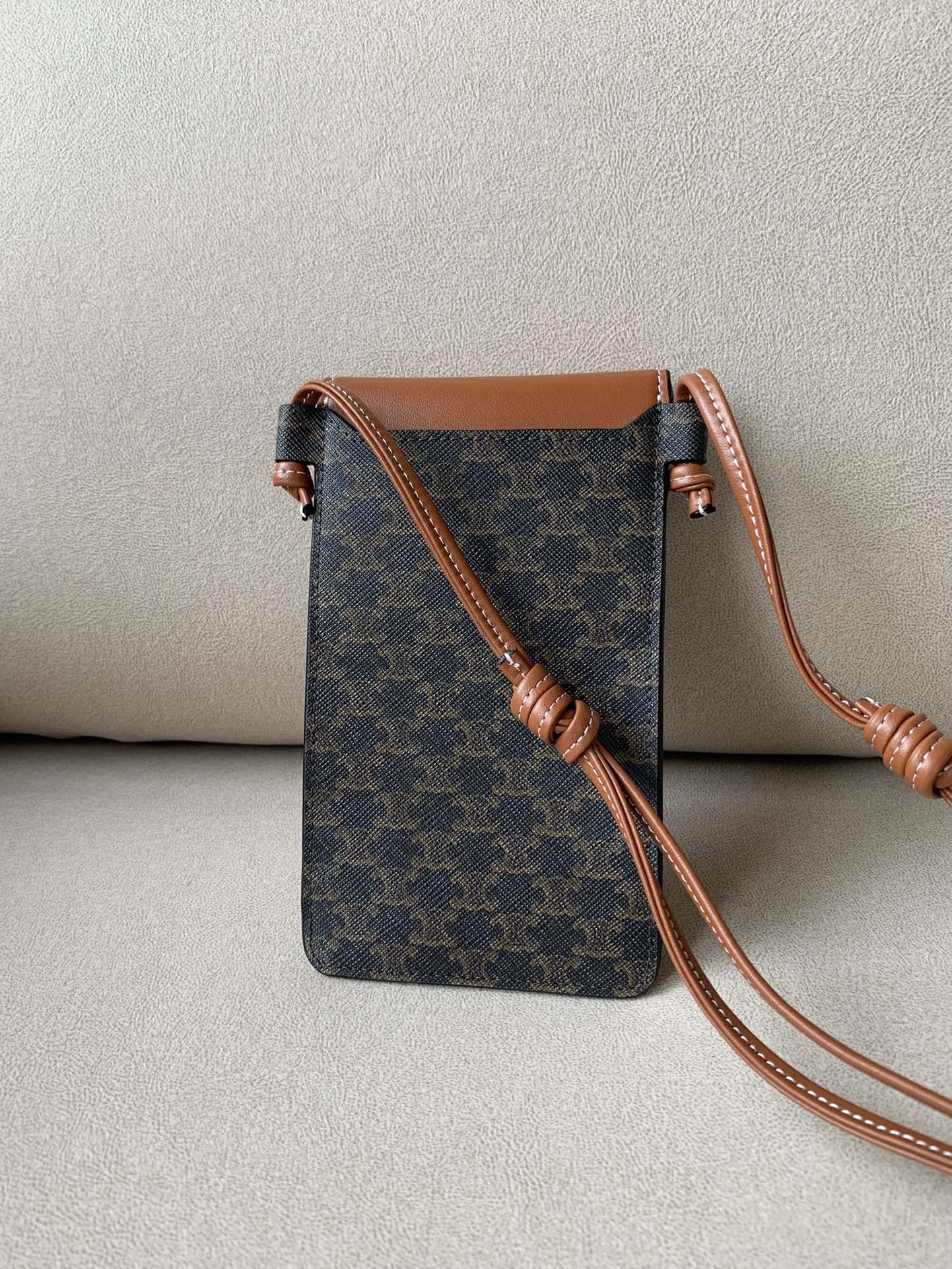 Celine 标志印花羊皮革翻盖手机包