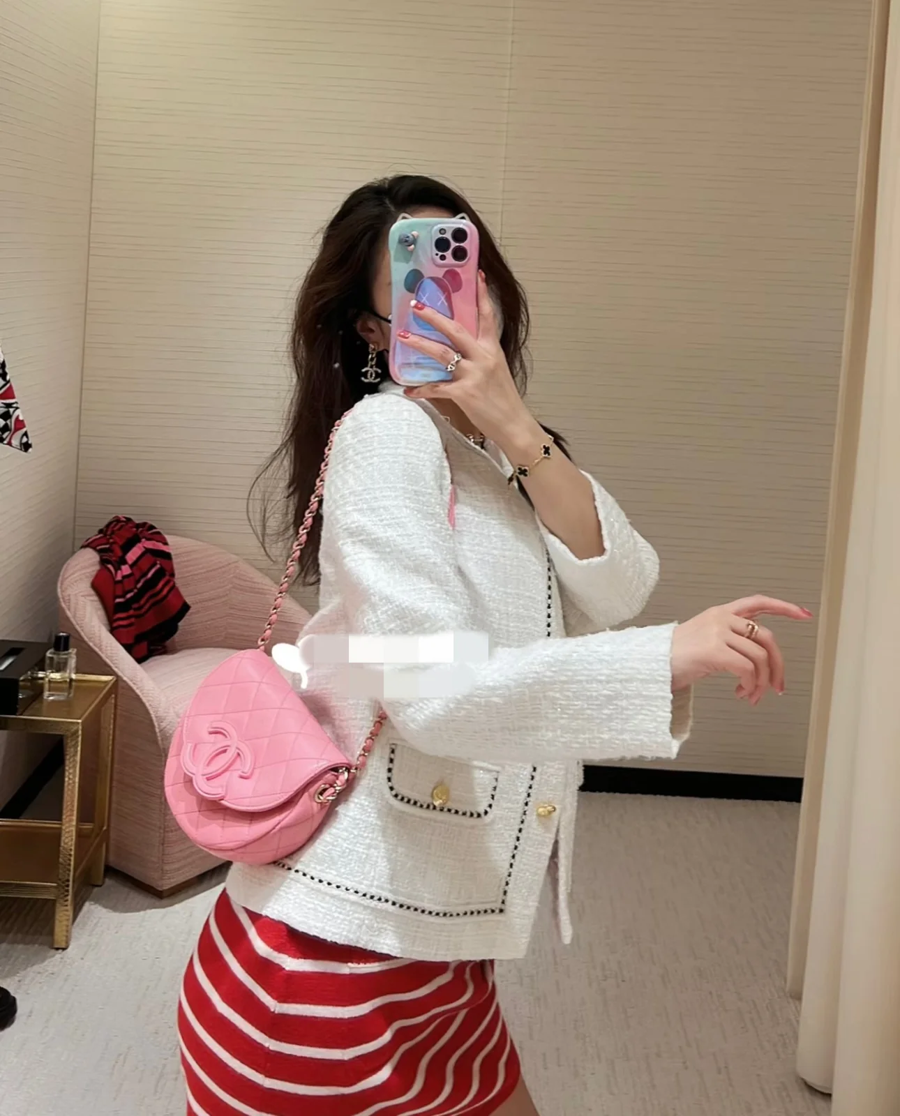 Новинка сезона весна/лето 2023 от Chanel - сумка Lychee Bull Saddle Bag - розовая - на фото.