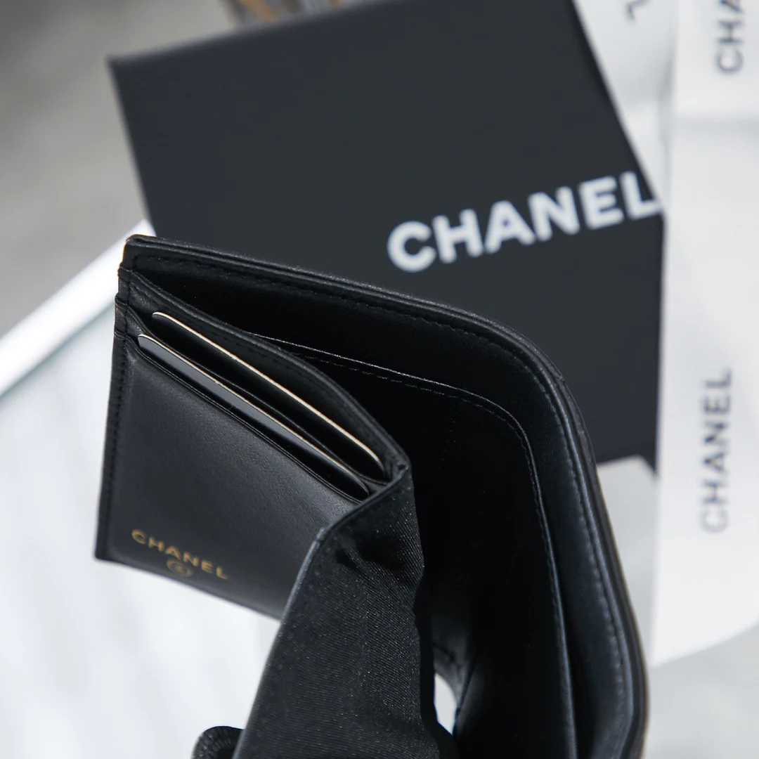 Короткий трехсекционный кошелек Chanel Series 19 - черный