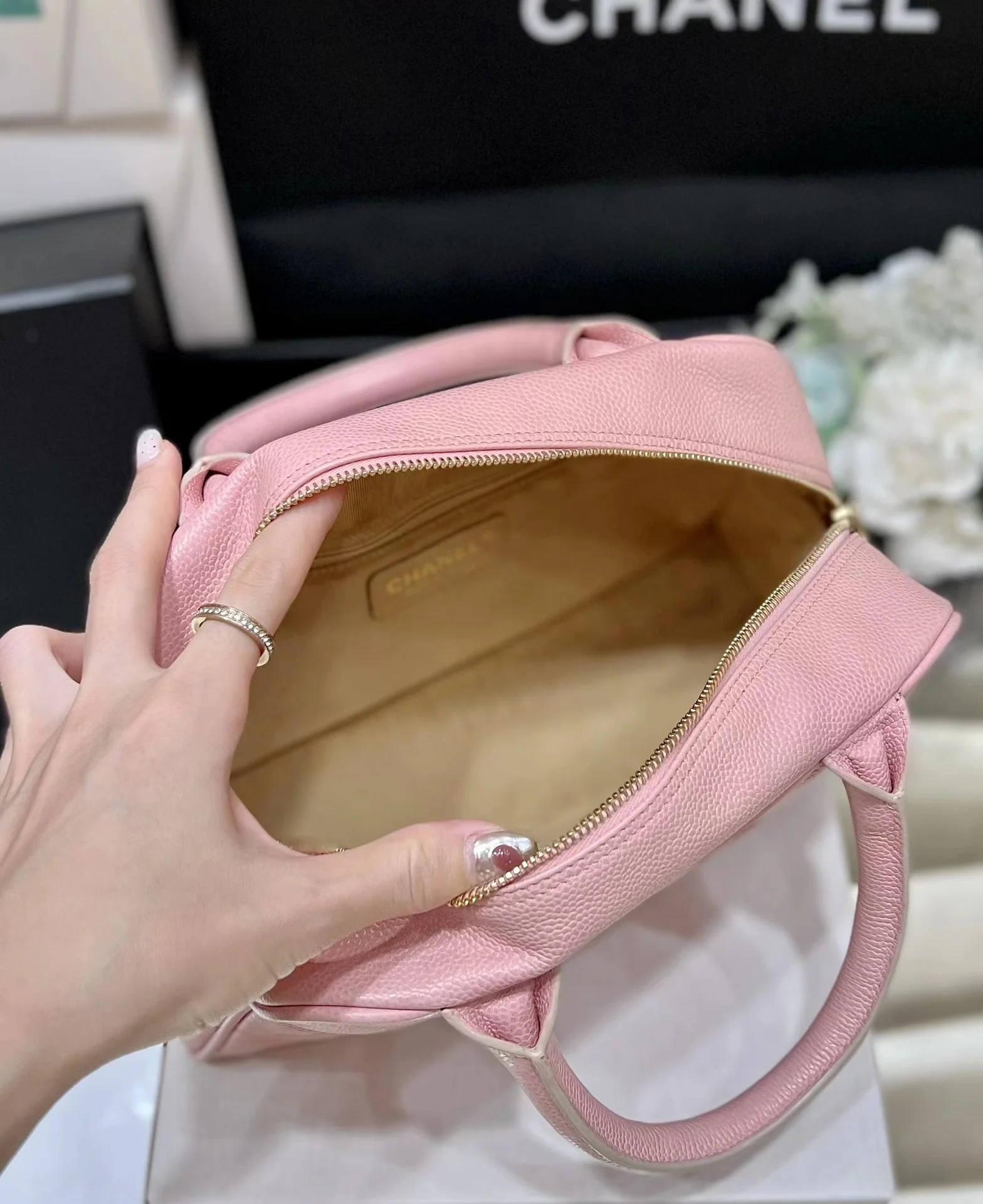 Винтажная сумка-боулинг Chanel из икры, розовая.