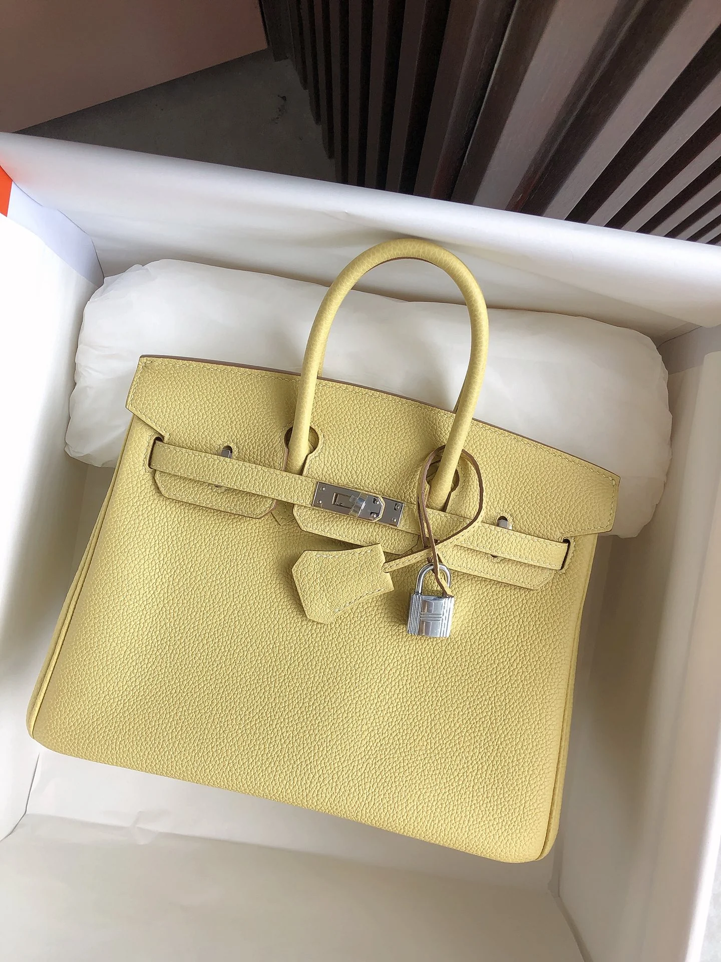 Сумка Hermes Birkin 25 Togo с маленьким яичным желтком и серебряной пряжкой.