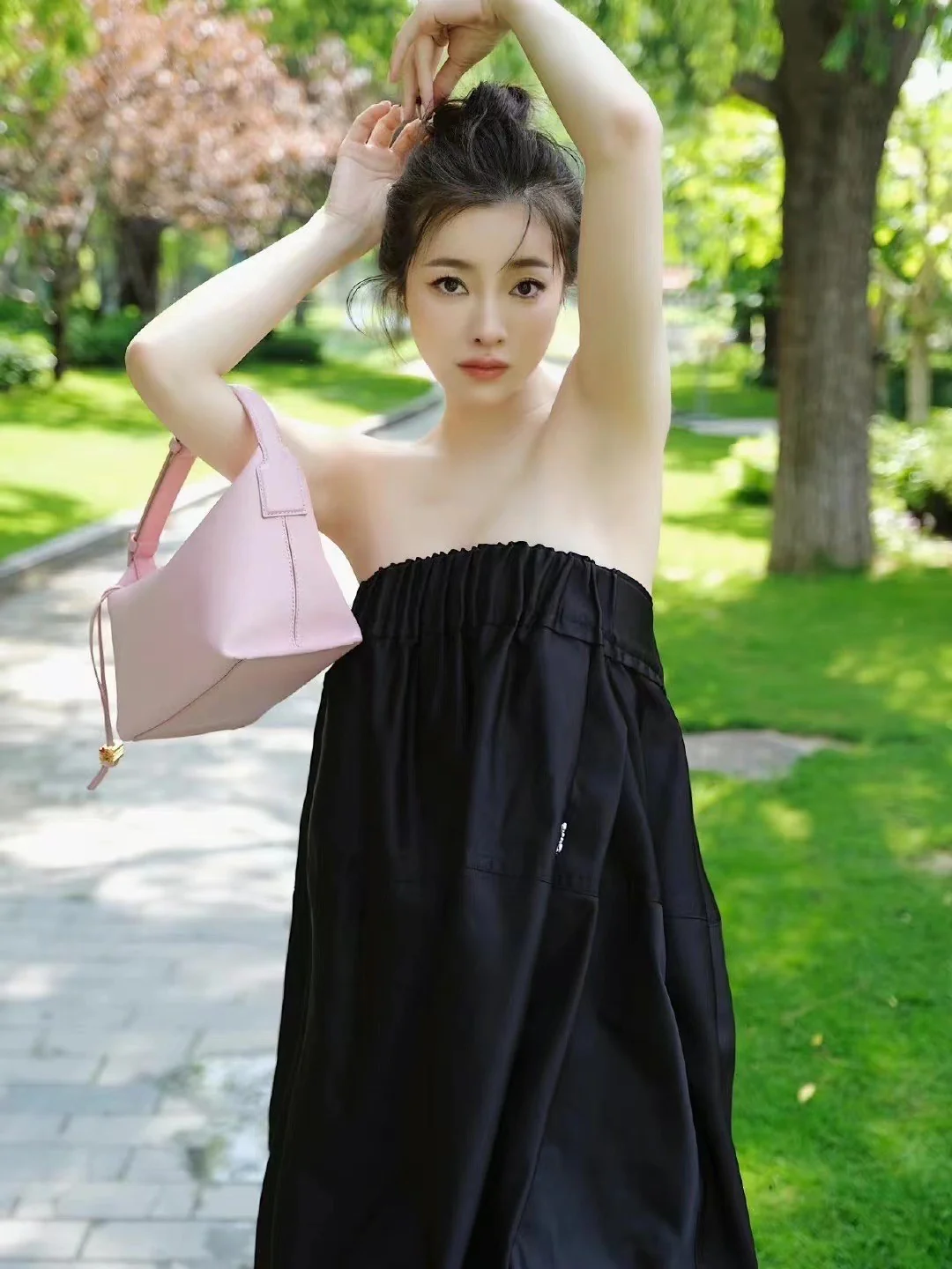 Сумка для обеда Loewe Cubi, светло-розовая, Panerai, из телячьей кожи - 20-5-17-12-5 см - Фотографии в одежде.