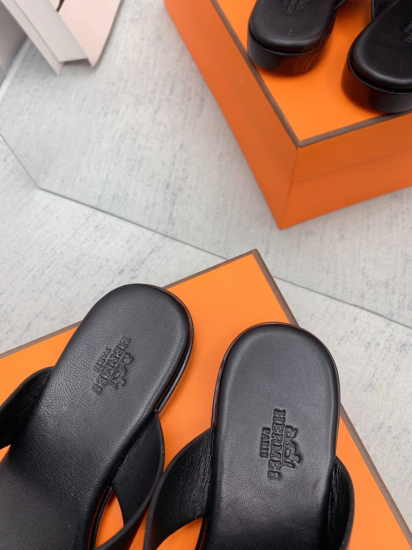 Новинка сезона осень/зима 2022 от Hermes - сандалии на плоской подошве