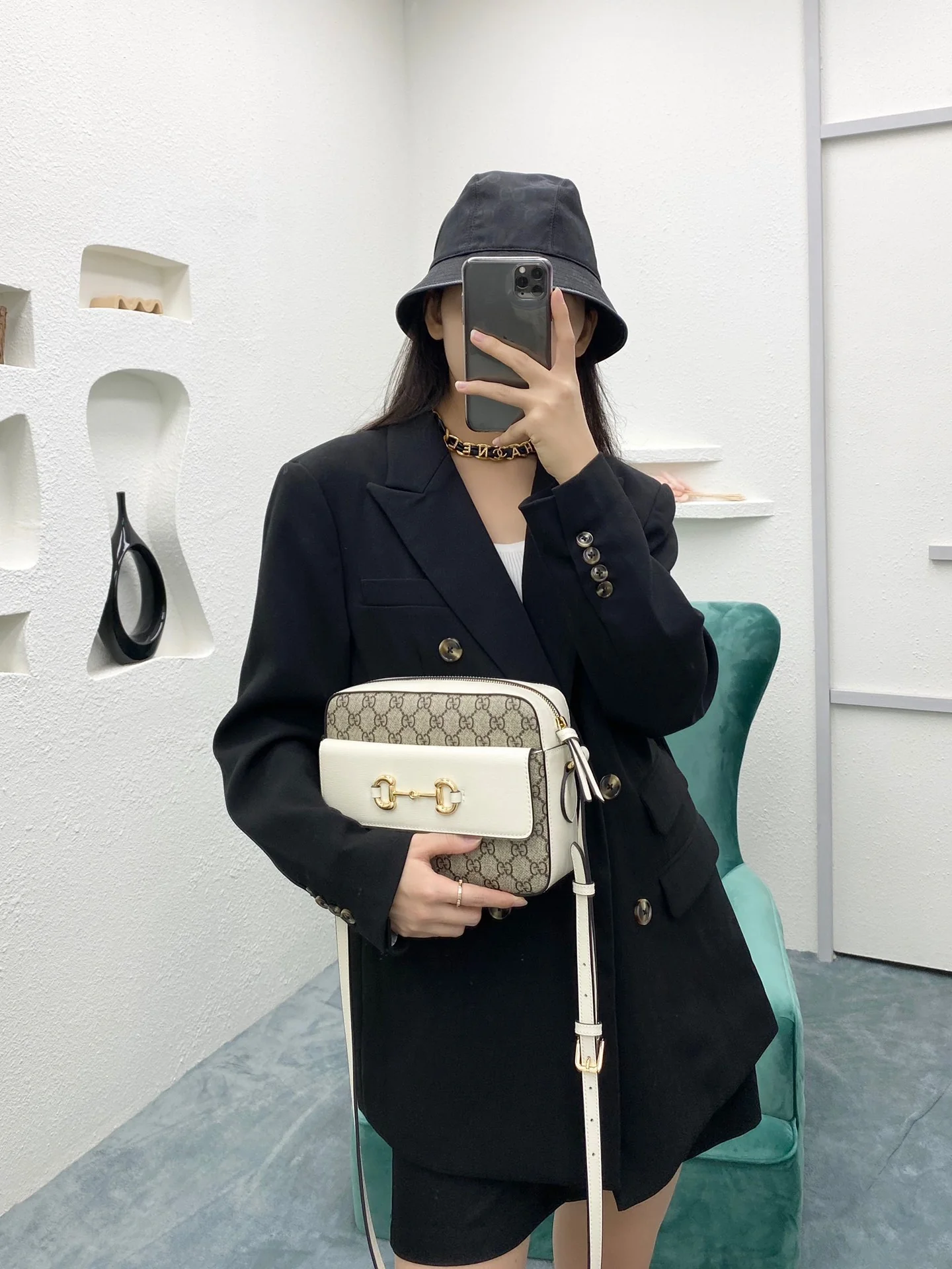 Сумка для фотоаппарата Gucci 1955 с пряжкой в ??виде подковы - 2 шт.