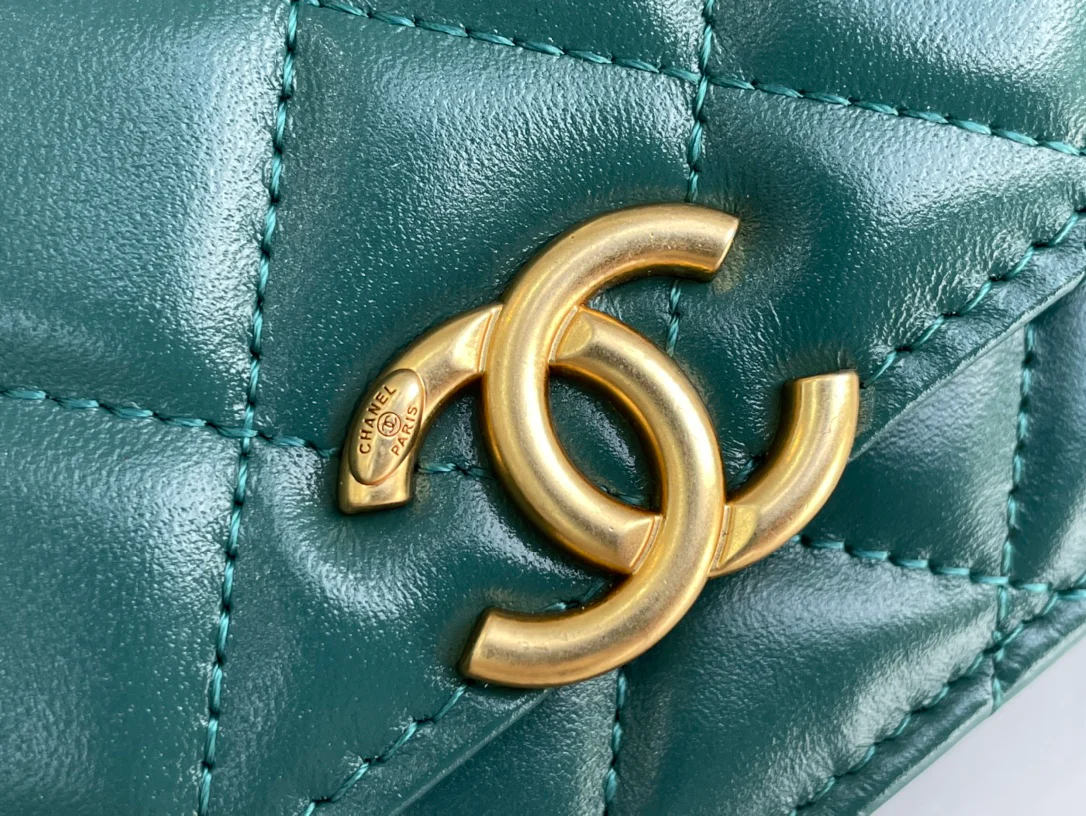 Chanel - Double Gold Ball WOC - Зеленая кожа с золотой пряжкой