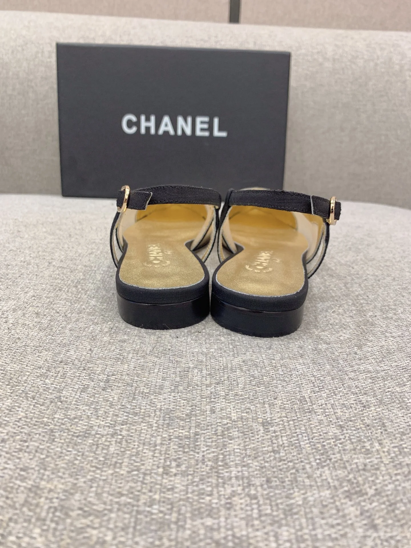 Классические сандалии-балетки Chanel с золотистым носком.