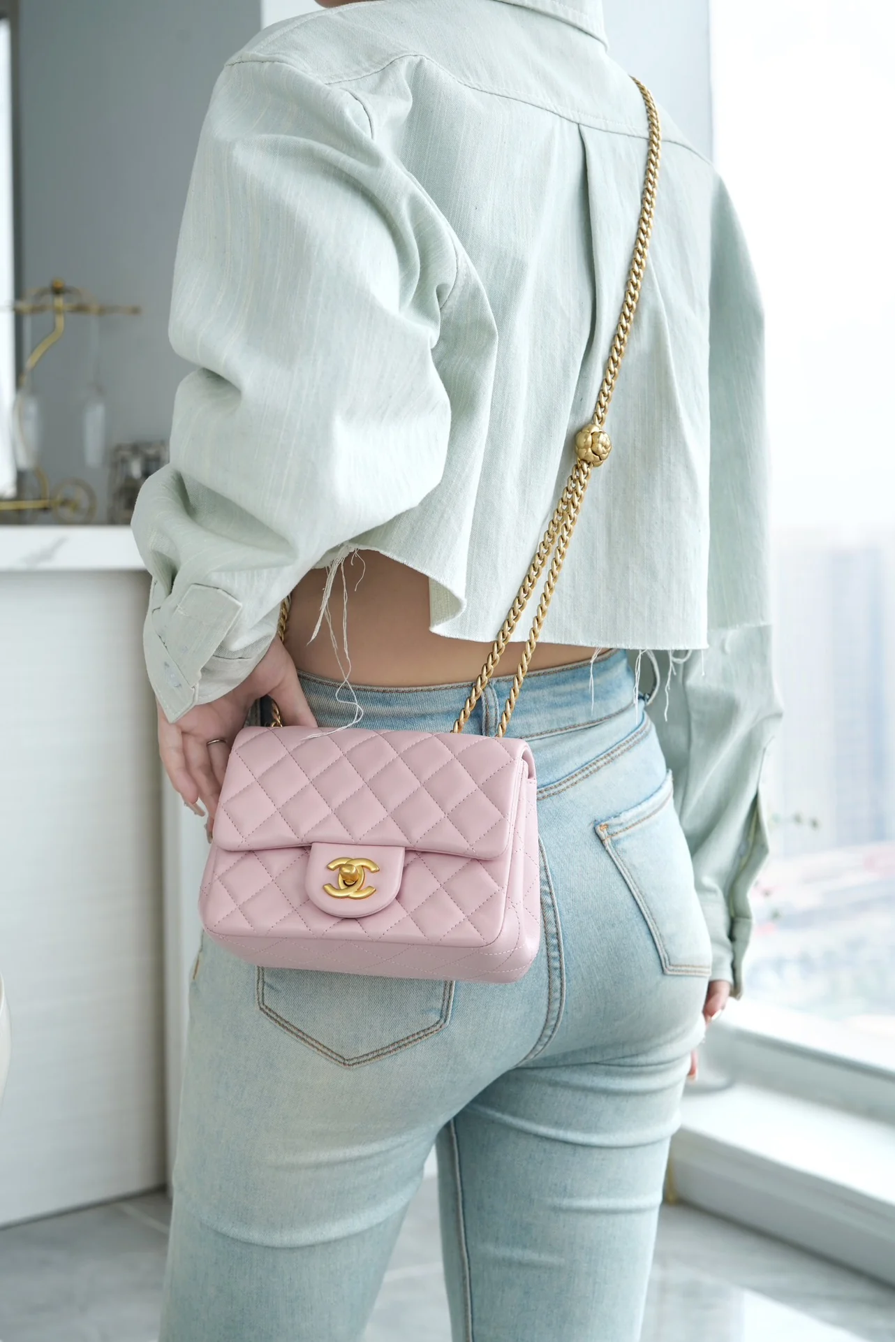 Пряжка Chanel 23 с декором в виде камелии - розовая