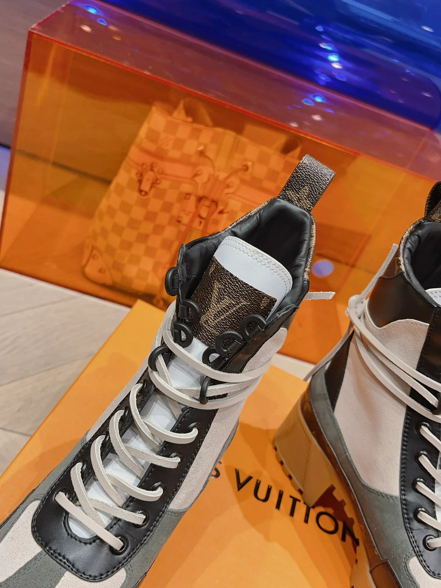 Классические ботинки Dr. Martens на высоком каблуке от LV — белые, с монограммой.