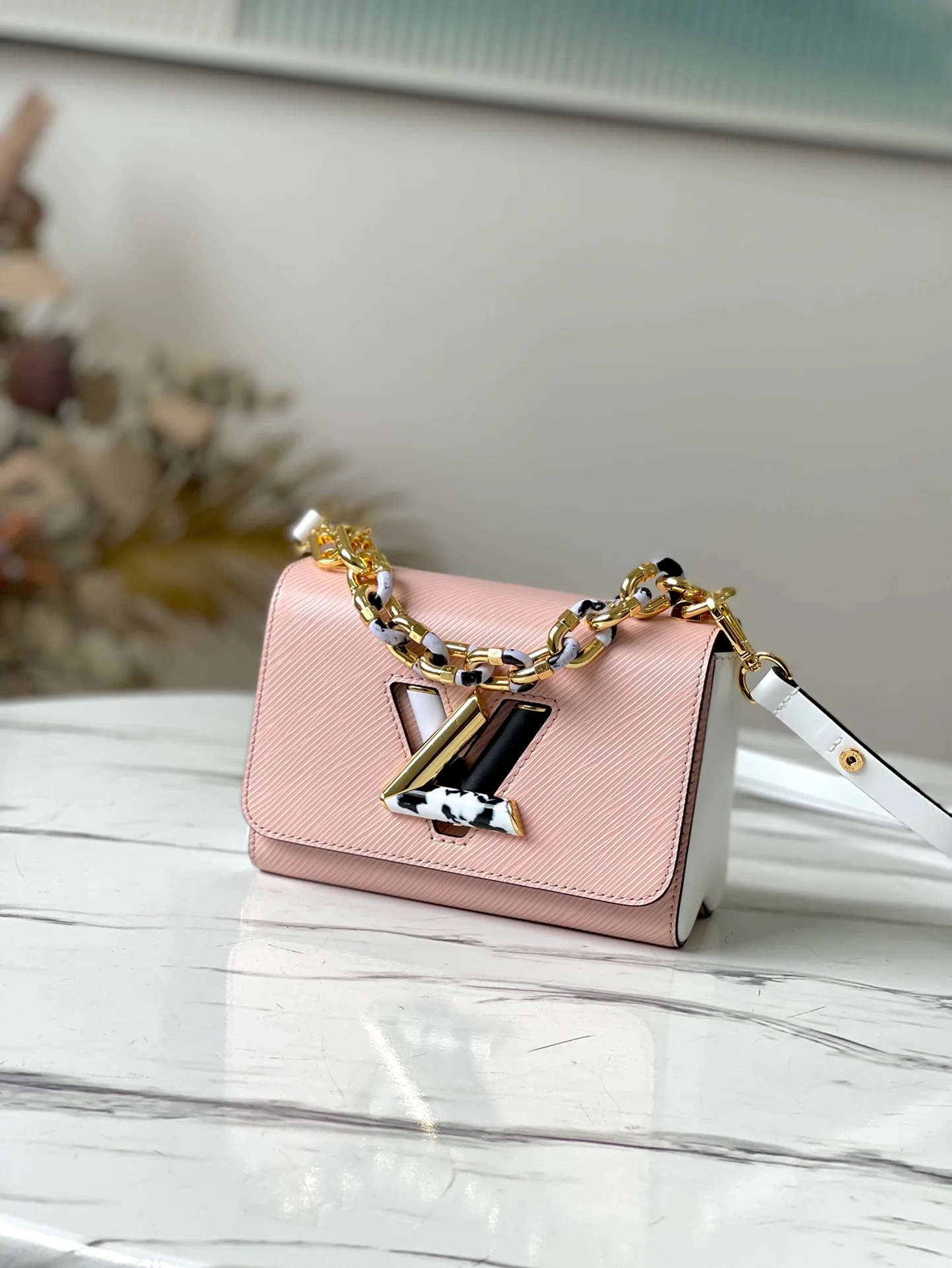 m58715-LV-twist-small handbag-chain bag-pink