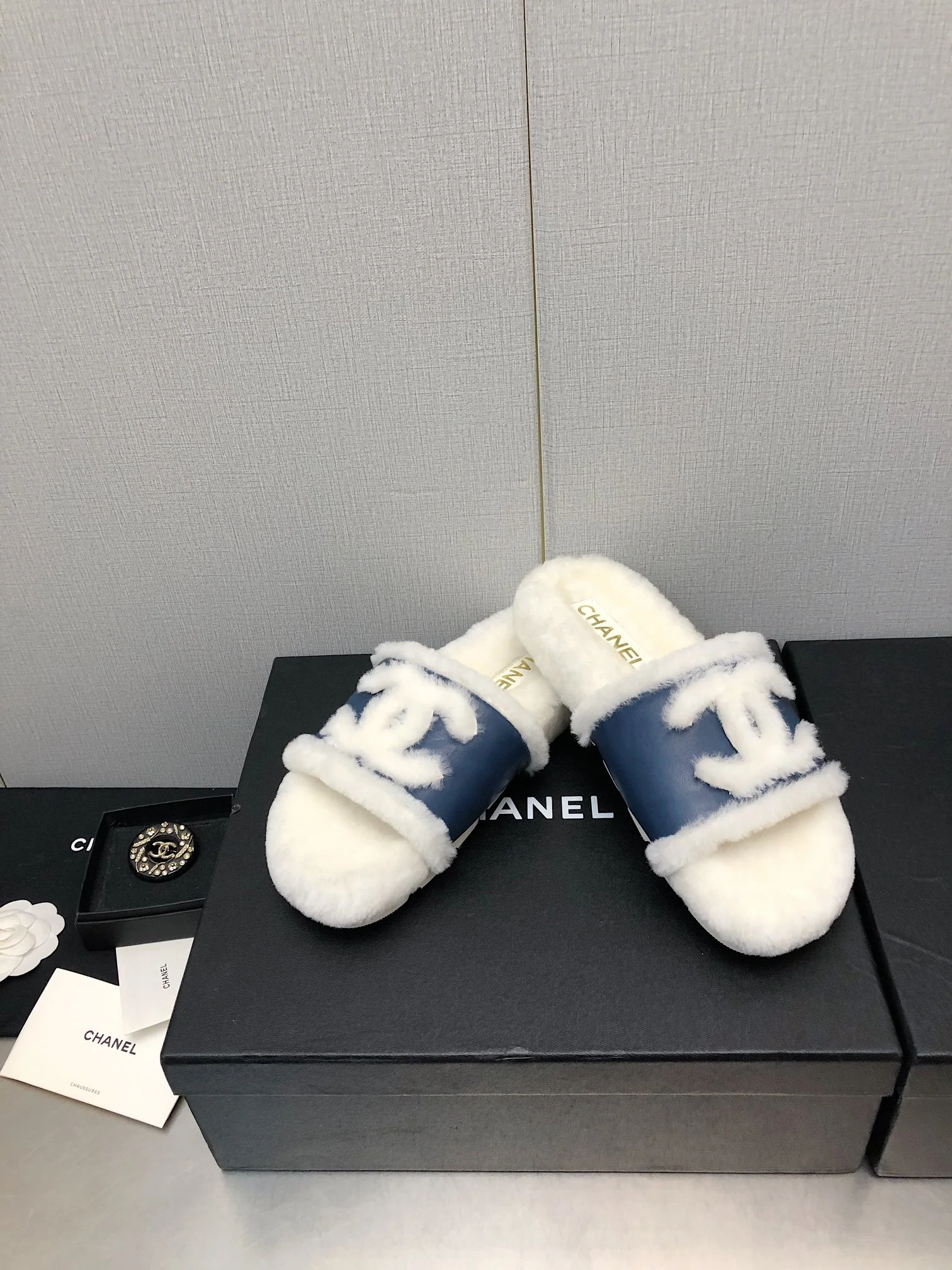 Новинка сезона осень/зима 2023 от Chanel - шерстяные тапочки в клетку - кожаные, синие.