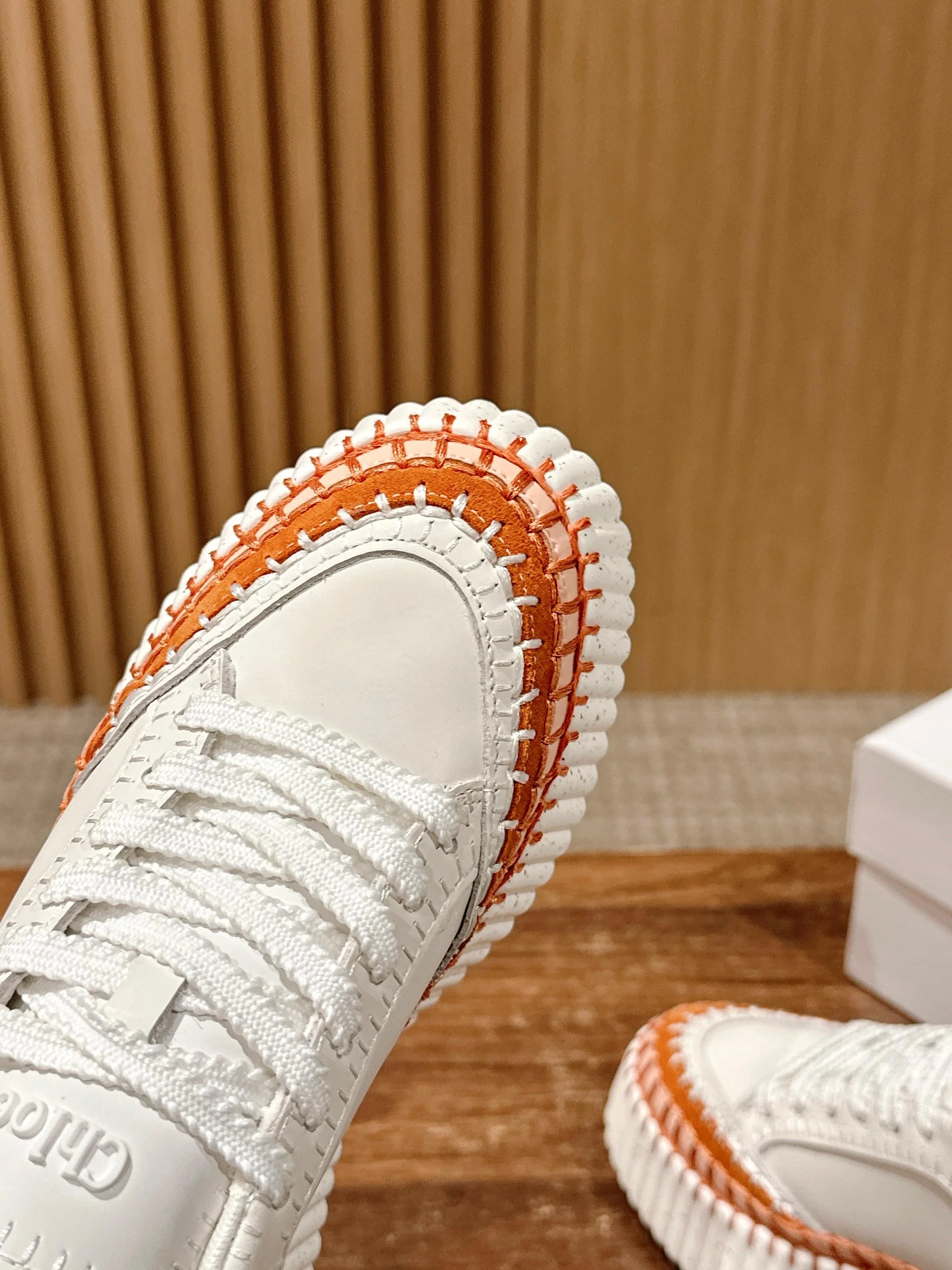 Белые кроссовки Chloe — популярный стиль среди таких знаменитостей, как Джои Юнг, Сон И и Виктория Сон.