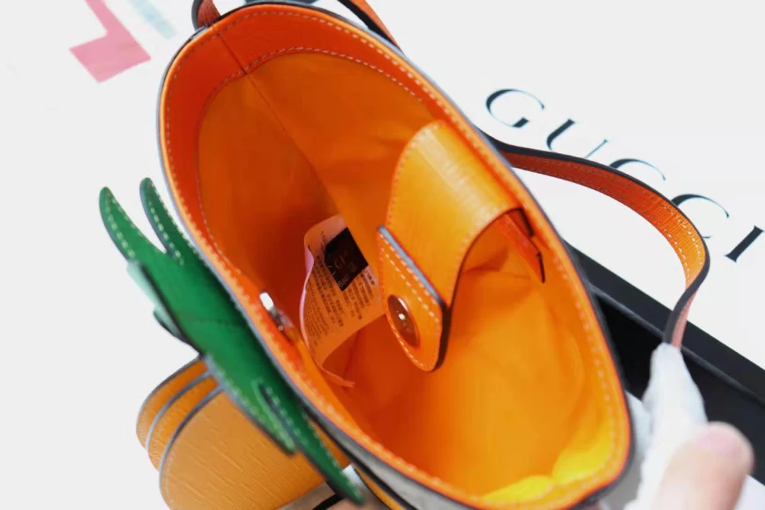 Сумка-ведро Gucci в форме ананаса