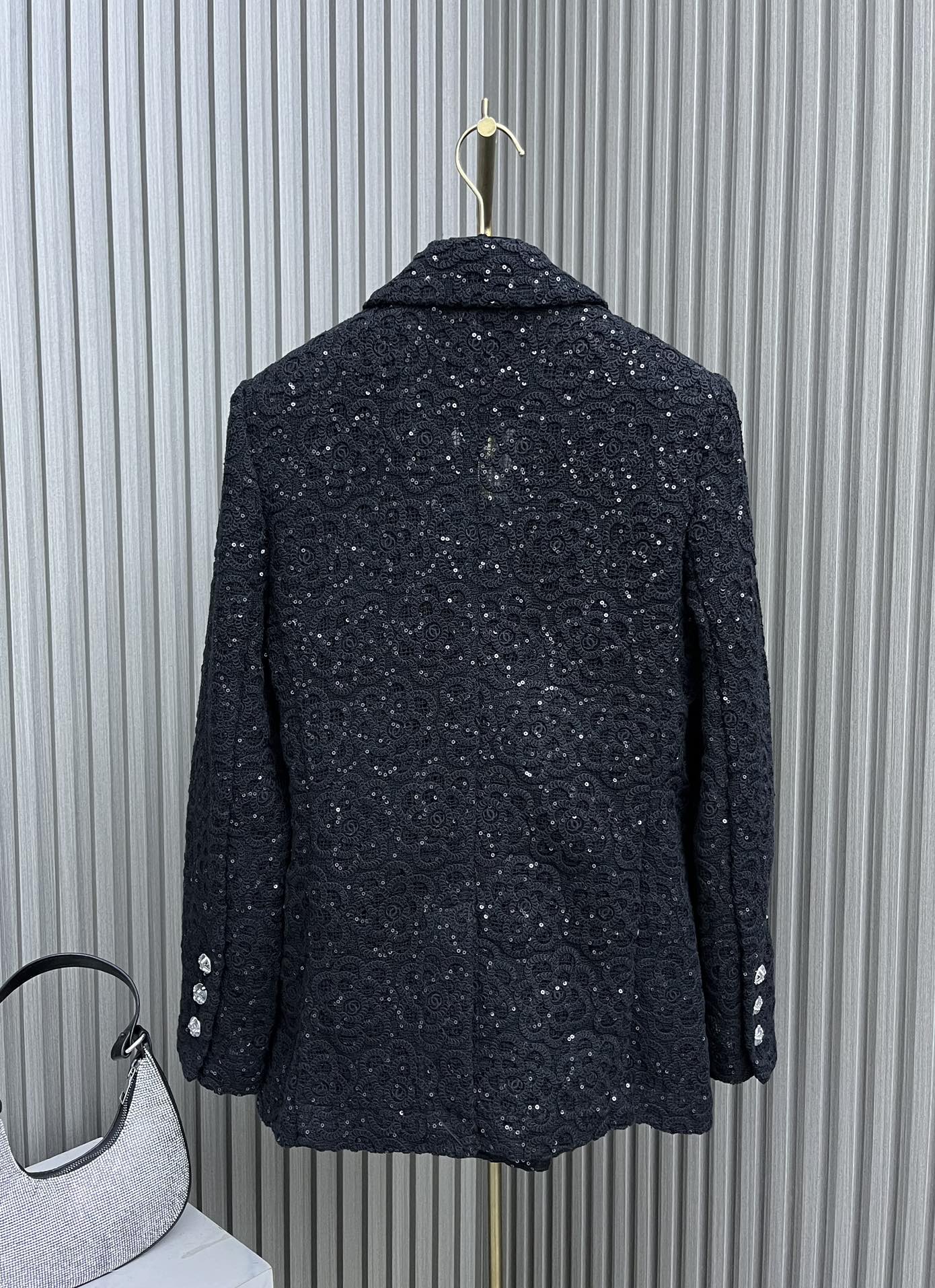 Chanel - Новинка 2403-24: Куртка, расшитая пайетками, черная