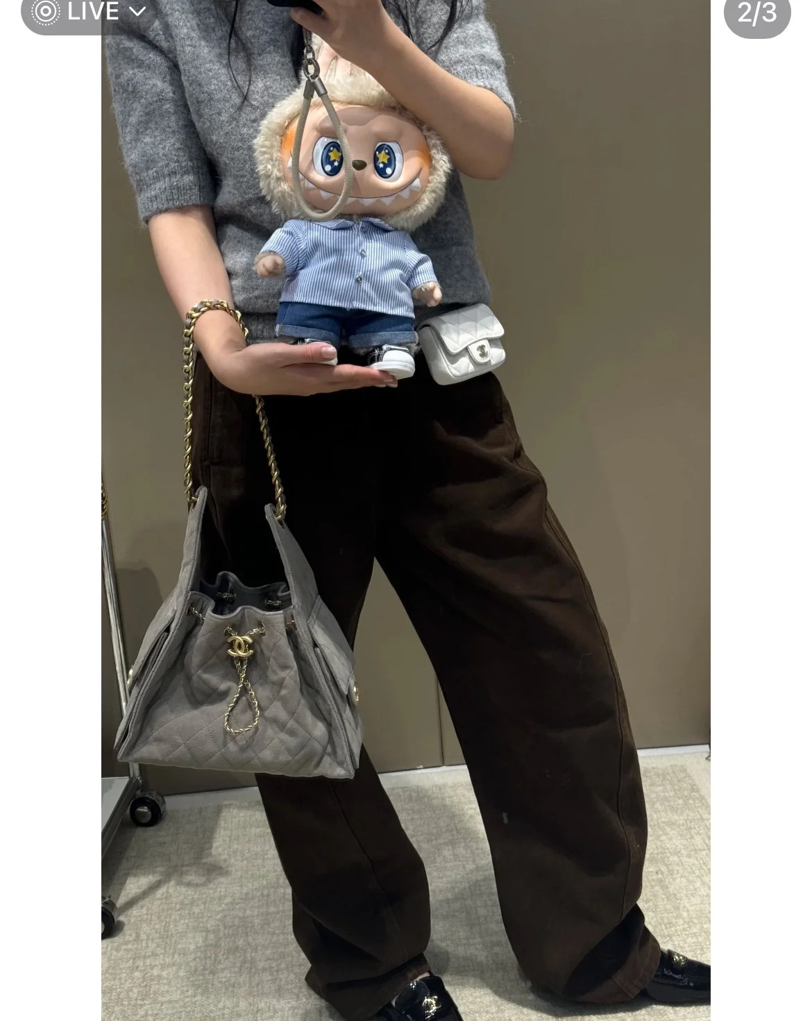 Сумка-хобо Chanel с завязками, замша, серая.