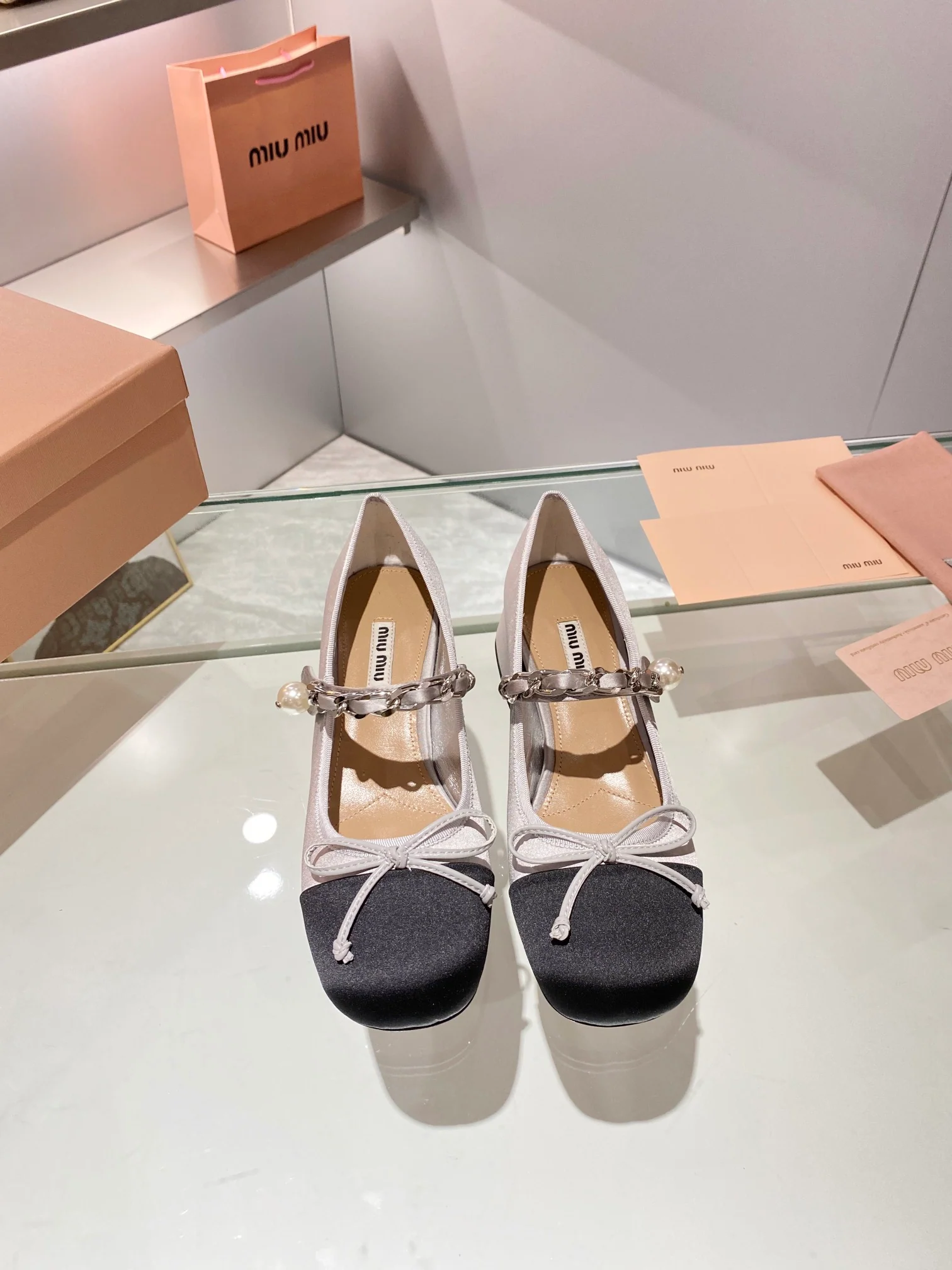 Новинки коллекции Miu Miu осень/зима 2023 - Балетки - Туфли на низком каблуке - Серебристые