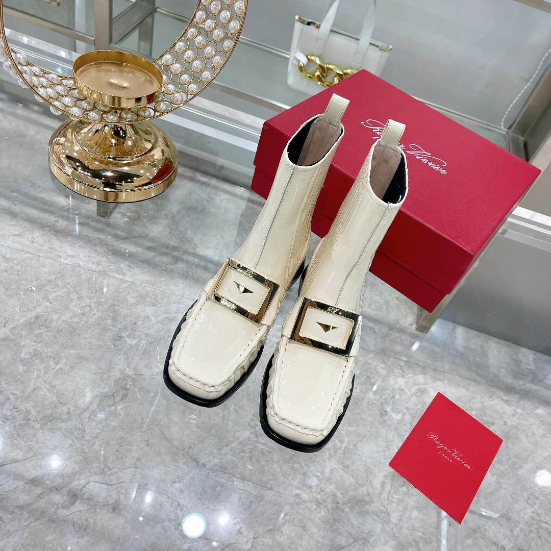 Лакированные ботинки челси с металлическими пряжками — белые.