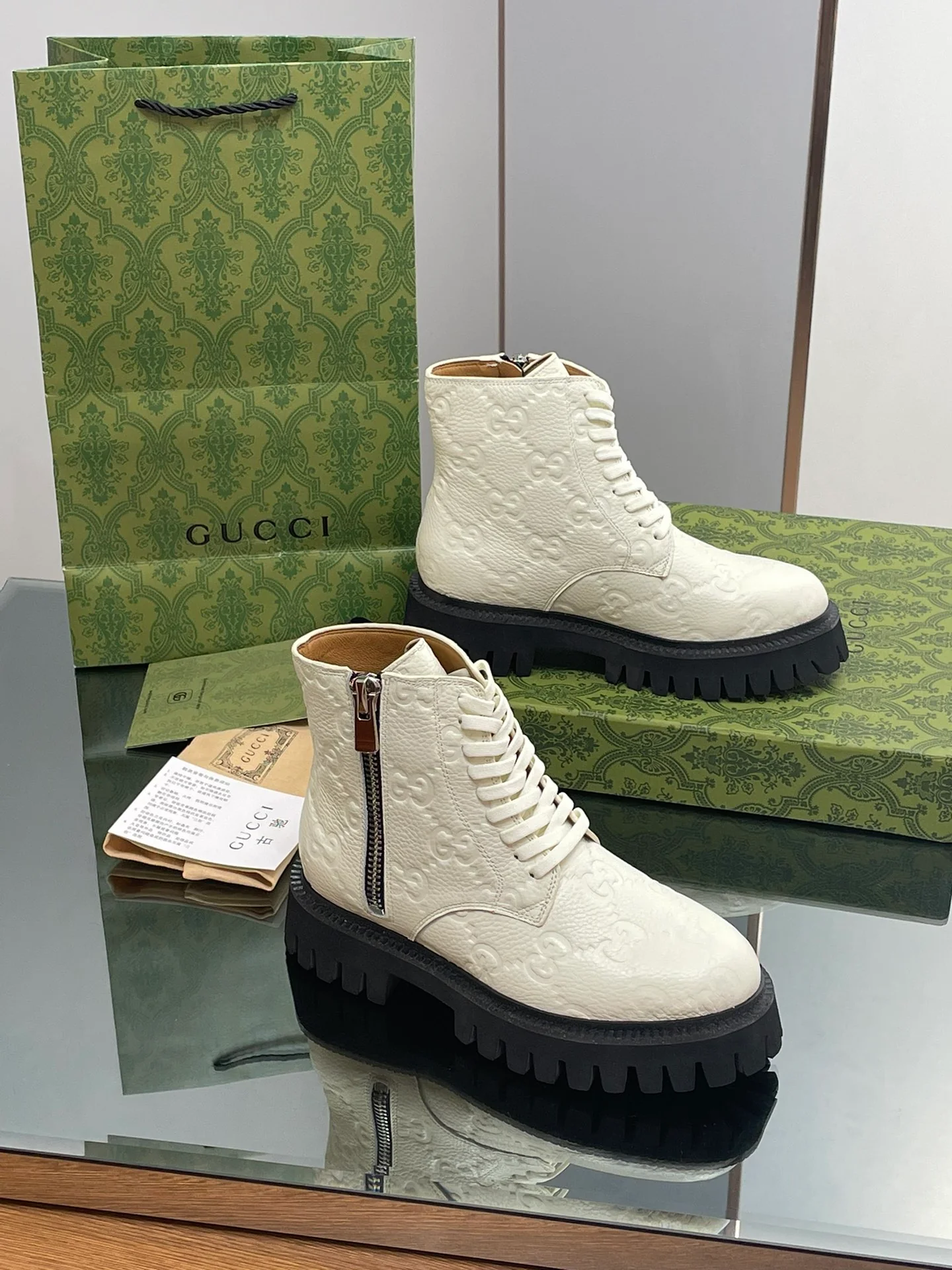 Новинка сезона осень/зима 2023 — Ботильоны Gucci с тиснением Double G — Белые