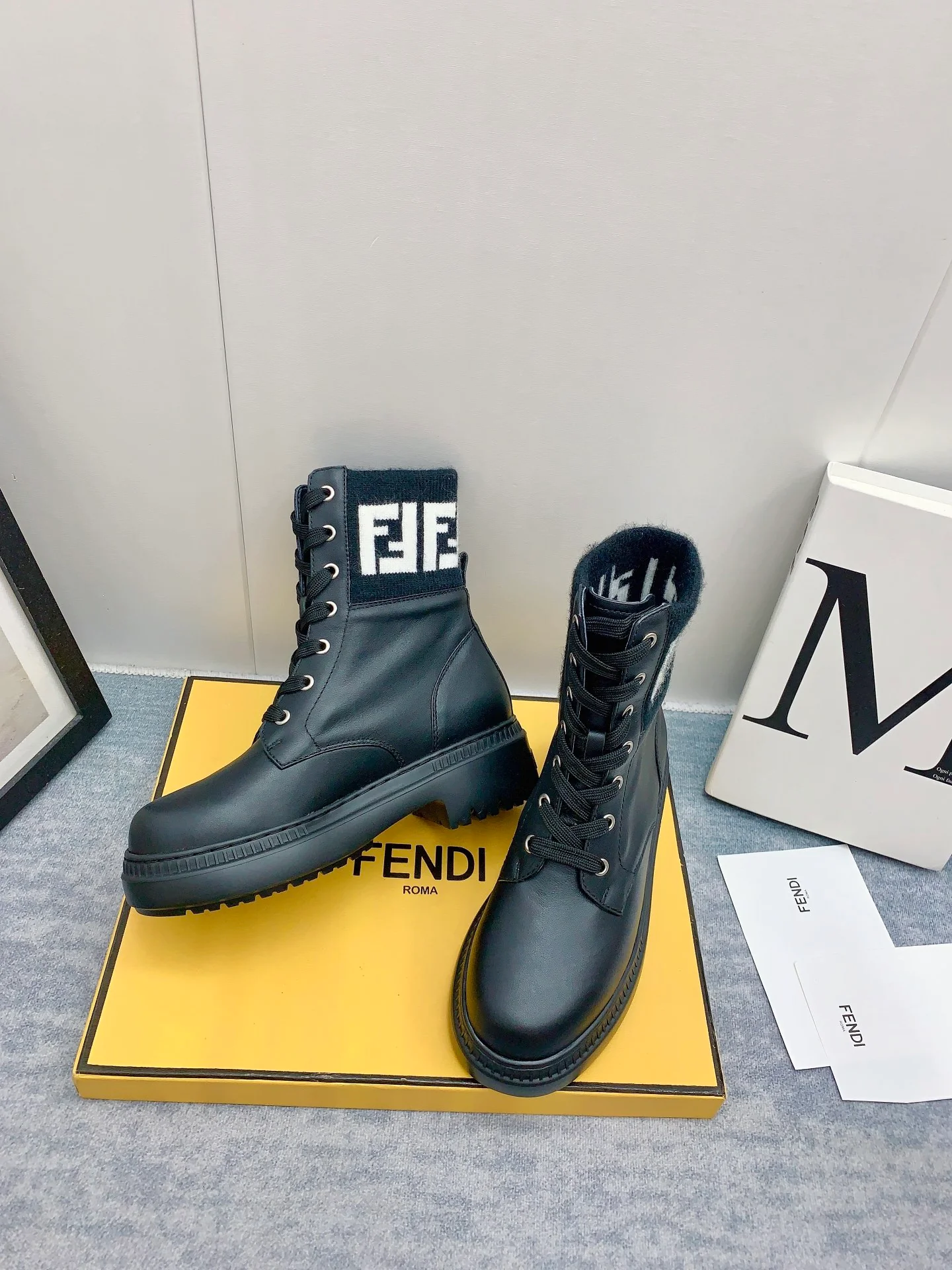 Новинка сезона осень/зима 2023 от Fendi - Ботильоны с монограммой - Черно-белые