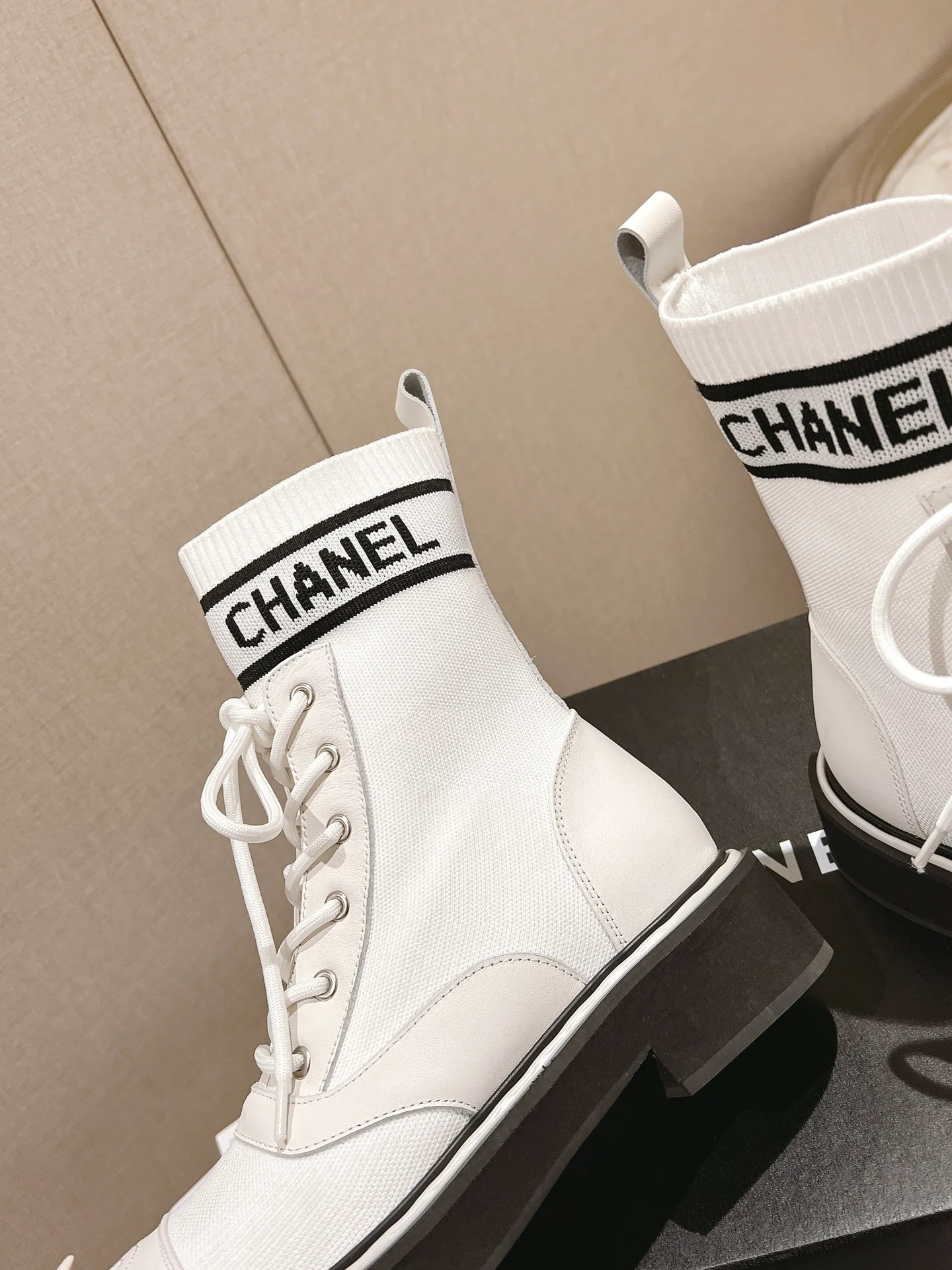 Белые лоферы унисекс в стиле показа Chanel в Париже.