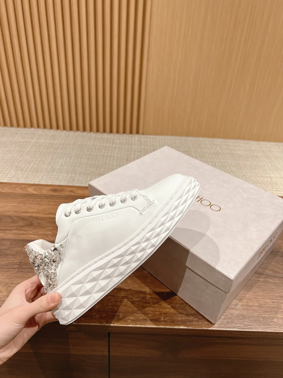 Обувь марки JC - повседневная модель 2024 года - серебристая.