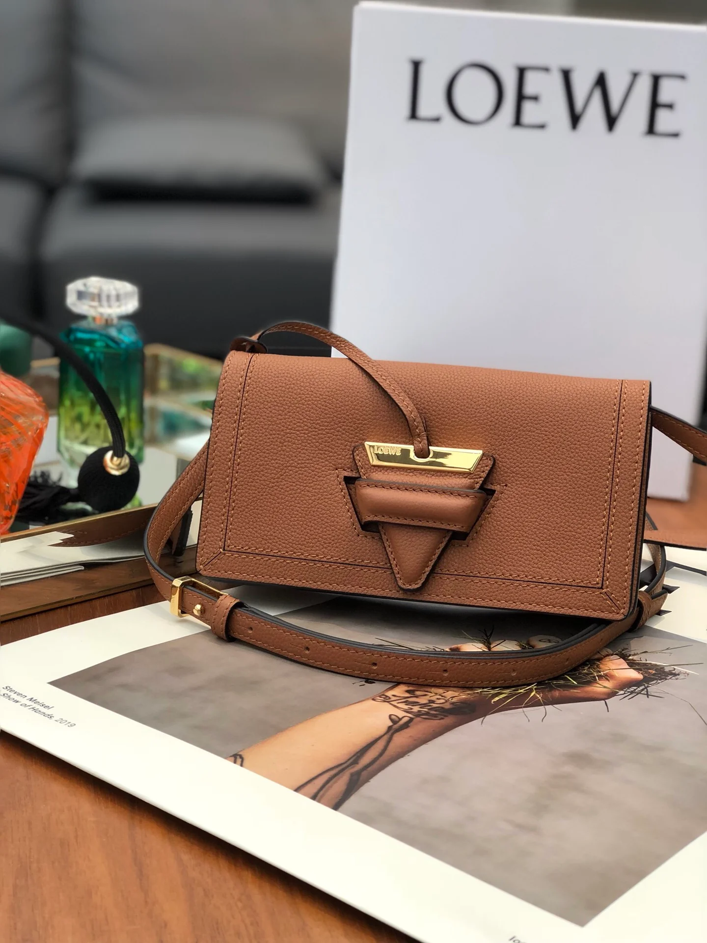 Сумка-треугольник Loewe 2020, новая версия, мини, коричневая.