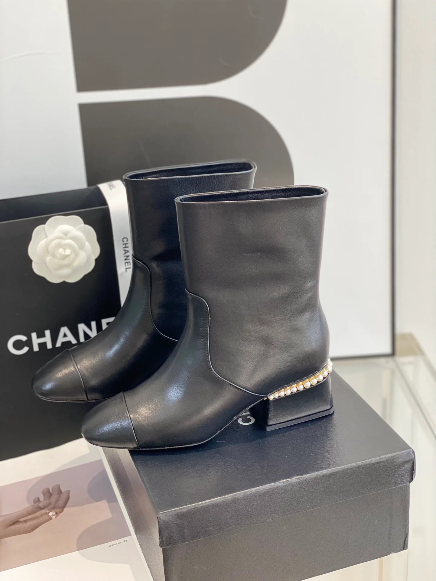 Chanel - Ботильоны на жемчужном каблуке