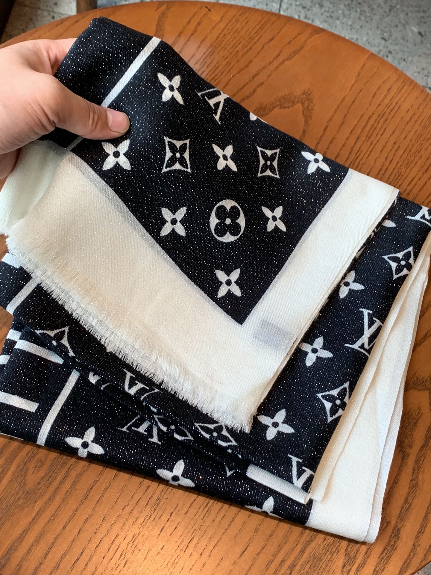 Квадратный шарф LV Silver Thread Card Game - 110-200 см - Кашемир высшего качества (100%) - 1 шт.