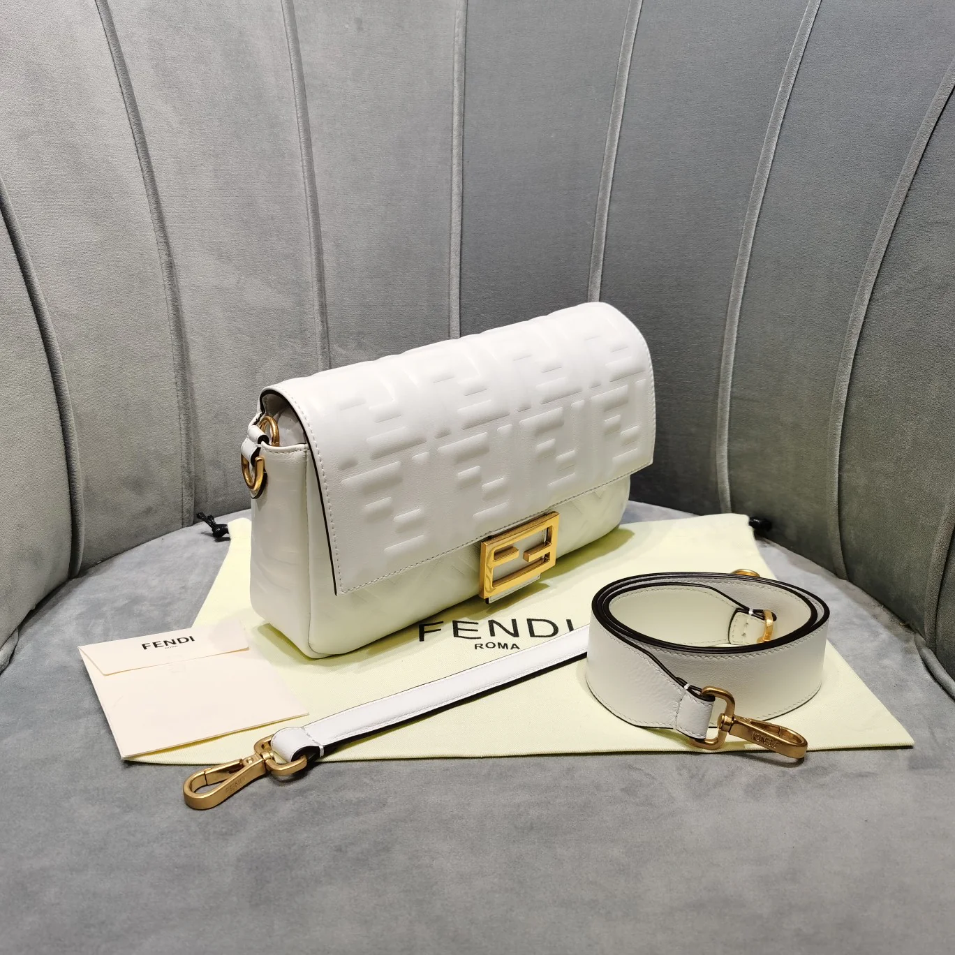 Сумка Fendi Baguette Medium из белой кожи - 1