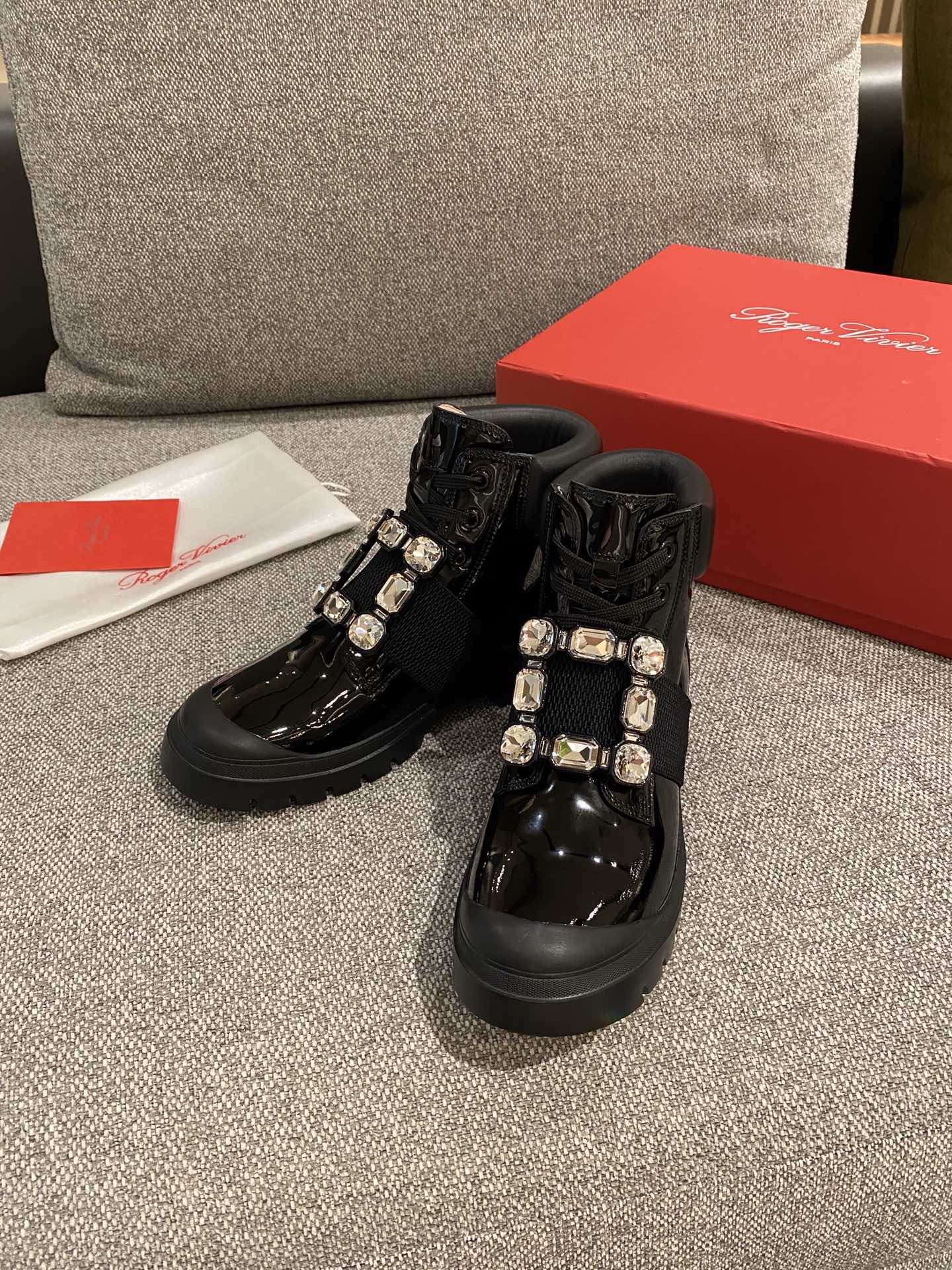 Ботильоны RV из осенне-зимней коллекции с квадратной пряжкой и тонкой шнуровкой, лакированная кожа, черные.