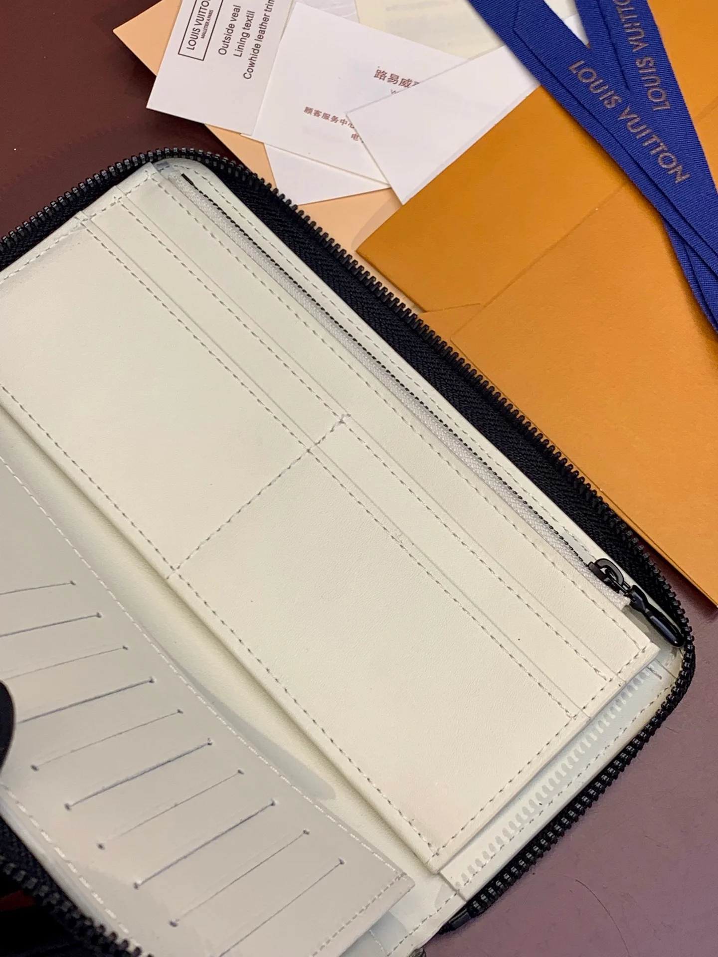 LV-m62295-Усовершенствованный вертикальный кошелек Zippy - Элегантный белый